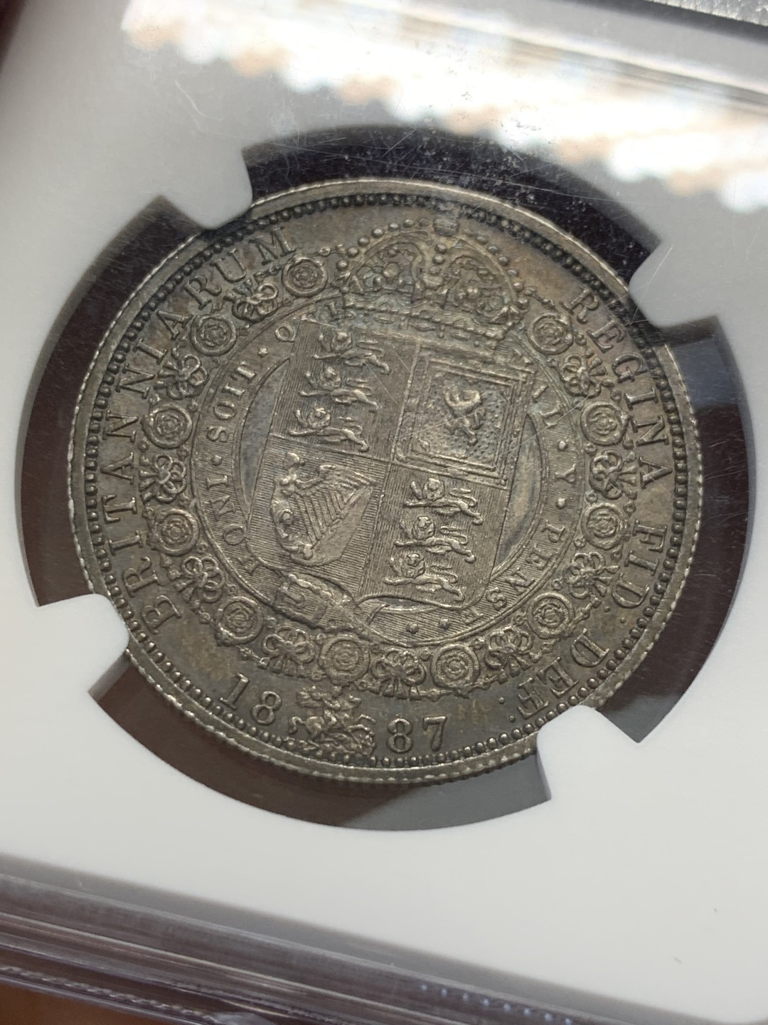 《竞宝斋》第128场-周日，周一 ，2场连拍（全场包邮） NGC-AU58 1887年英国维多利亚女王高冠半克朗银币 自然黑彩好状态，底板细节俱佳