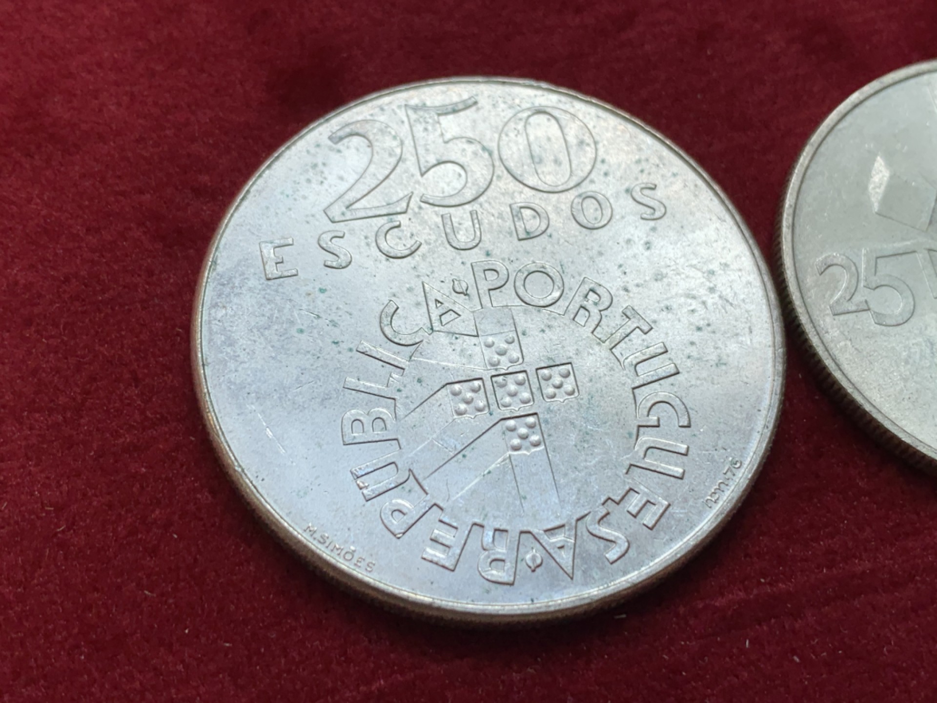 《竞宝斋》第128场-周日，周一 ，2场连拍（全场包邮） 葡萄牙1974年 康乃馨革命纪念100/250埃斯库多银币一对 总重40克