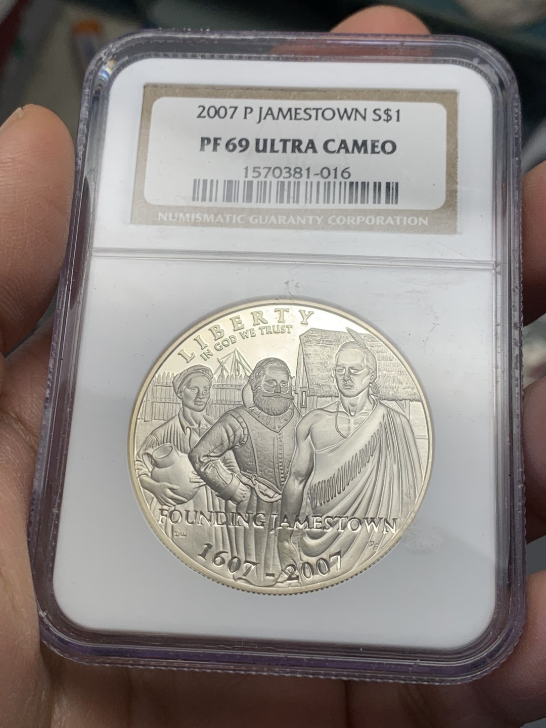 《竞宝斋》第128场-周日，周一 ，2场连拍（全场包邮） NGC PF69UC 美国 2007年 詹姆斯敦 建立400 周年 纪念 1美元精制银币 大银币 38.1mm 26.73克 英国在美建立的第一个移民城市