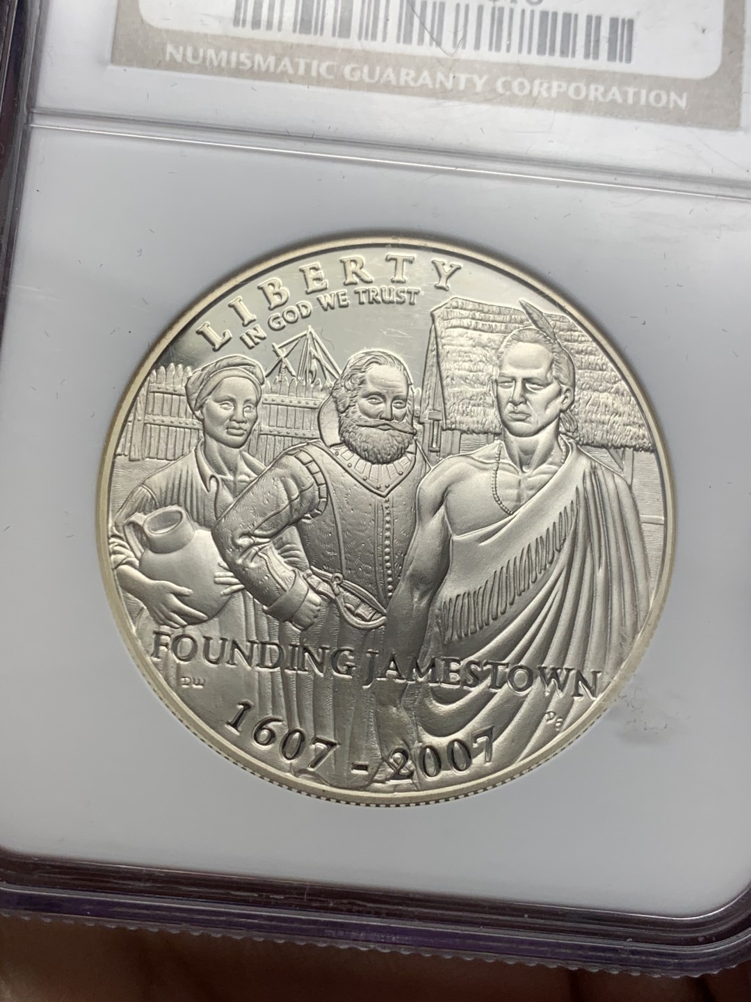 《竞宝斋》第128场-周日，周一 ，2场连拍（全场包邮） NGC PF69UC 美国 2007年 詹姆斯敦 建立400 周年 纪念 1美元精制银币 大银币 38.1mm 26.73克 英国在美建立的第一个移民城市