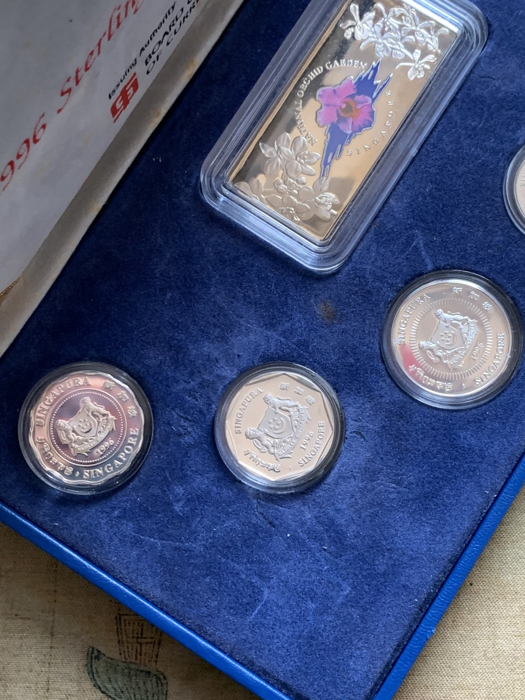 《竞宝斋》第128场-周日，周一 ，2场连拍（全场包邮） 新加坡1996年全银精制套币1分-5元7枚加一枚银质证书