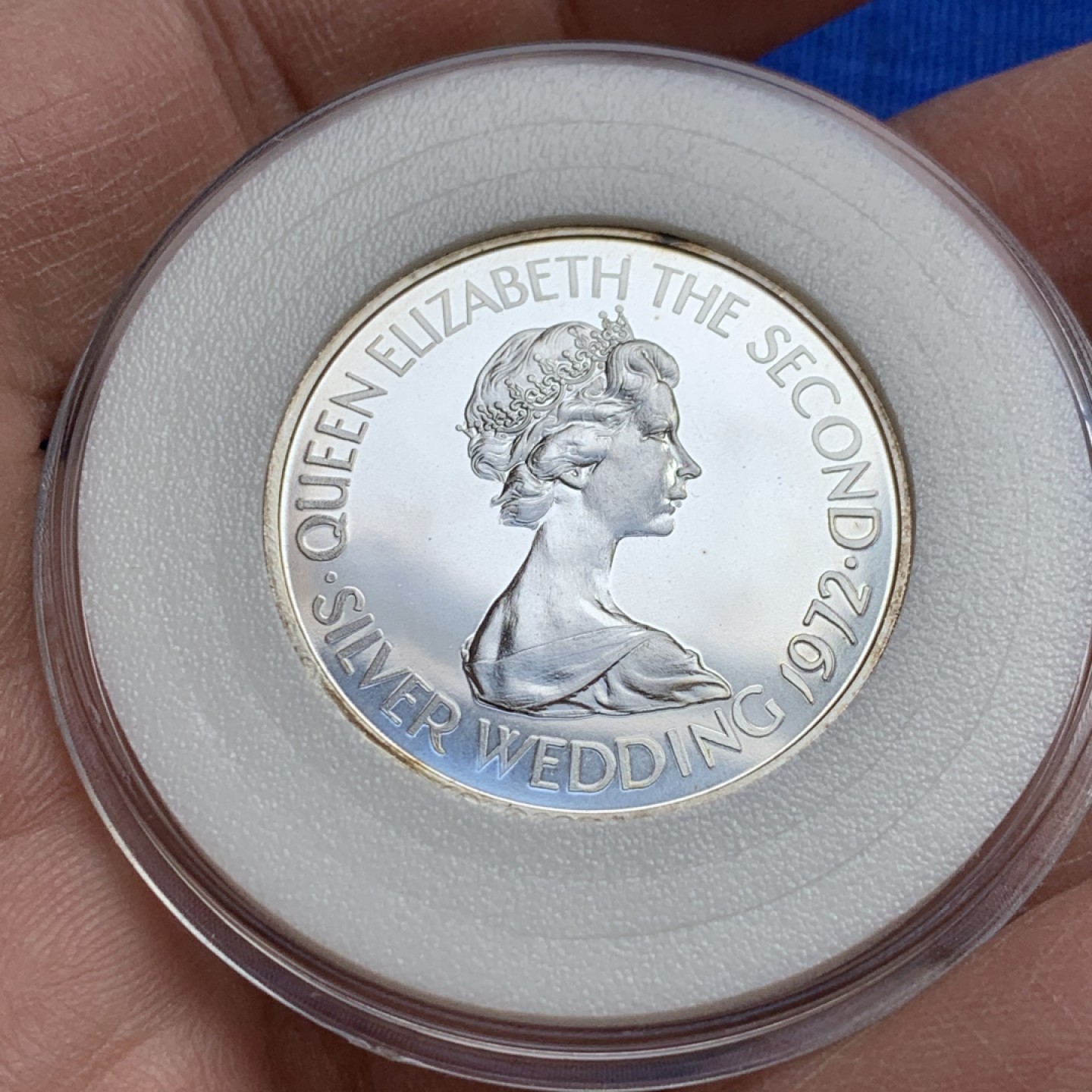 《竞宝斋》第128场-周日，周一 ，2场连拍（全场包邮） 泽西岛 1972  1磅  女王银婚  花卉银币 BU品