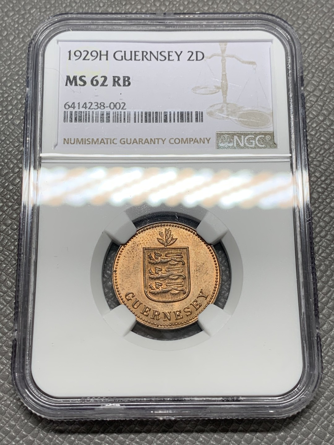 《竞宝斋》第128场-周日，周一 ，2场连拍（全场包邮） NGC-MS62RB 1929年 根西 2道布铜币 难得满铜光，状态很好。三狮英系经典元素