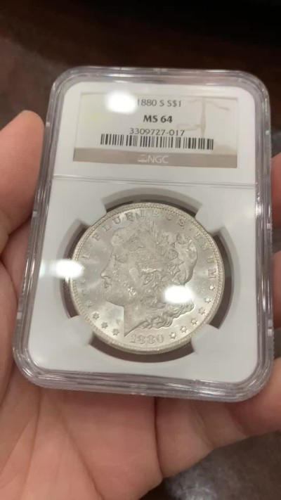 《竞宝斋》第128场-周日，周一 ，2场连拍（全场包邮） NGC-MS64 美国 1880-S 1美元 摩根银币 底板脸部很干净 无黑点 状态养眼