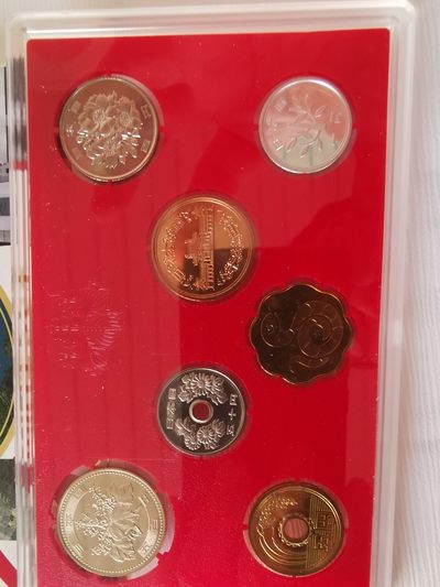 捡漏零元起+1 小岛日本纪念币专场 第二拍  日本纪念币 2001 年1-500円带蛇年纪念章 7 枚日本套币