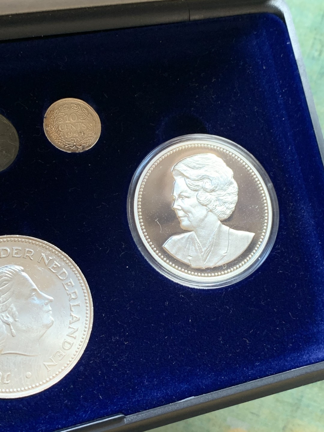 《竞宝斋》第128场-周日，周一 ，2场连拍（全场包邮） 荷兰银行银币章礼盒 高档丝绒礼盒套币含1970年10盾银币两枚银章 10分银币 1分锌币 共含纯银接近50g 状态都不错
