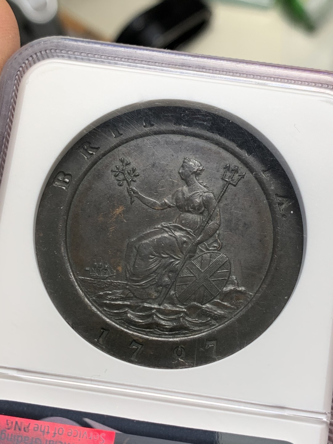 《竞宝斋》第128场-周日，周一 ，2场连拍（全场包邮） NGC-MS62英国1797年乔治三世大车轮两便士铜币，近230年历史币面早已形成厚厚的入骨包浆，略微带铜紫色，人物细节打制清晰，底板干净，不可多得的一枚