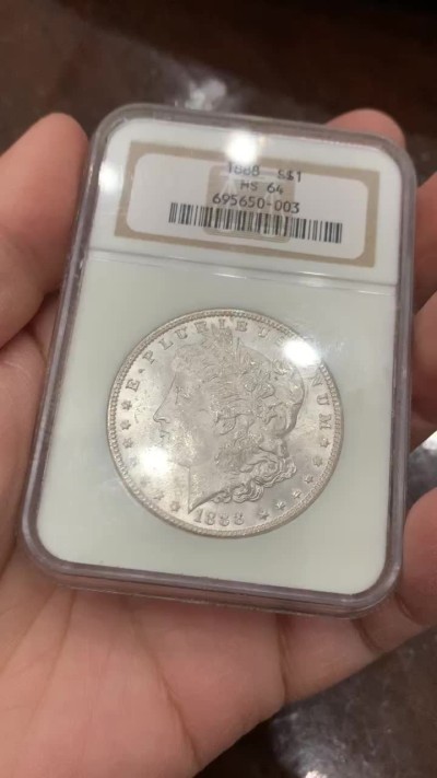 《竞宝斋》第128场-周日，周一 ，2场连拍（全场包邮） NGC-MS64,美国1888年摩根银币，N老盒子，好年份