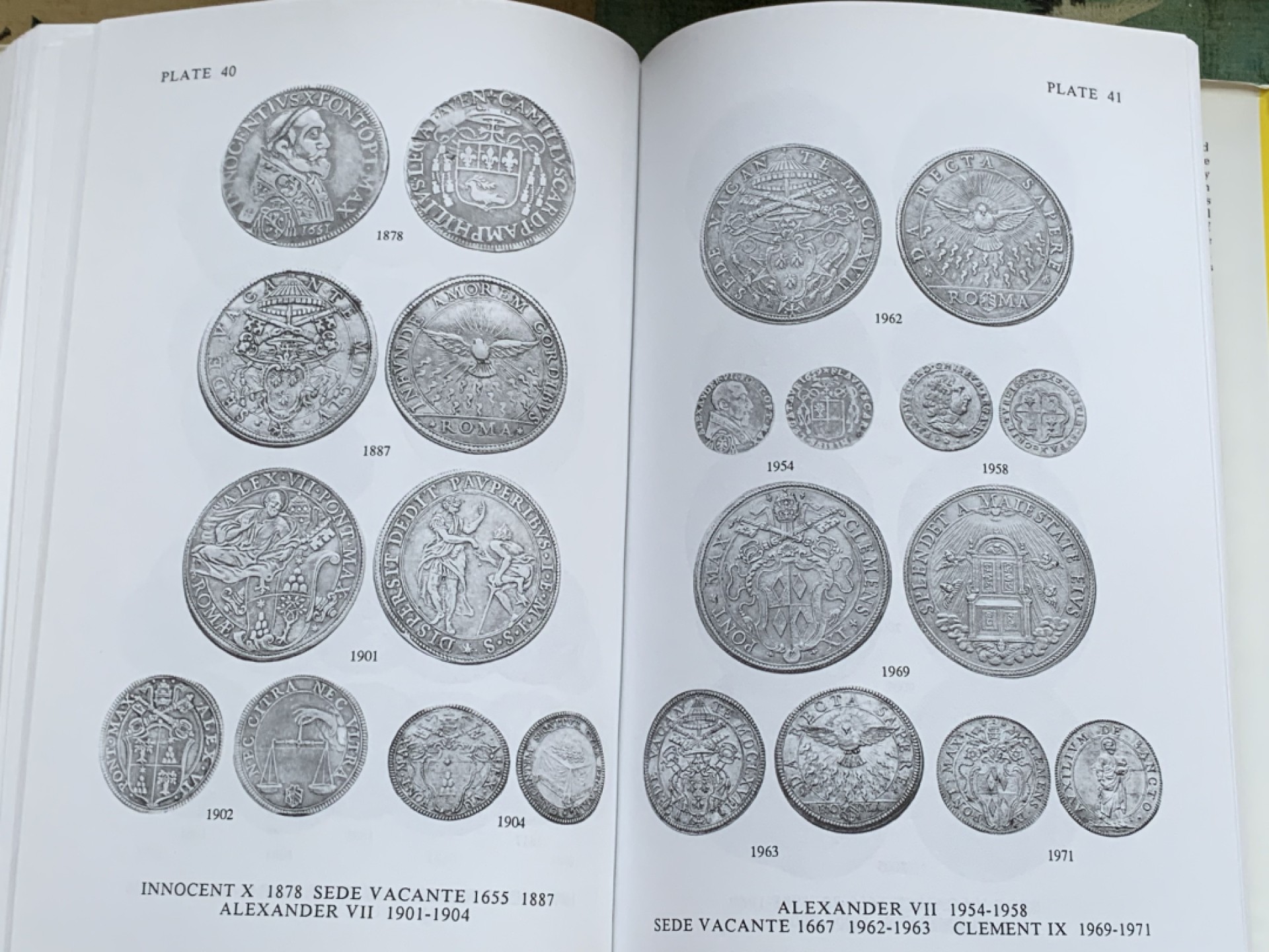 《竞宝斋》第128场-周日，周一 ，2场连拍（全场包邮） 教皇国 钱币目录 Papal Coins 300多页的厚度 详尽版别值得参考