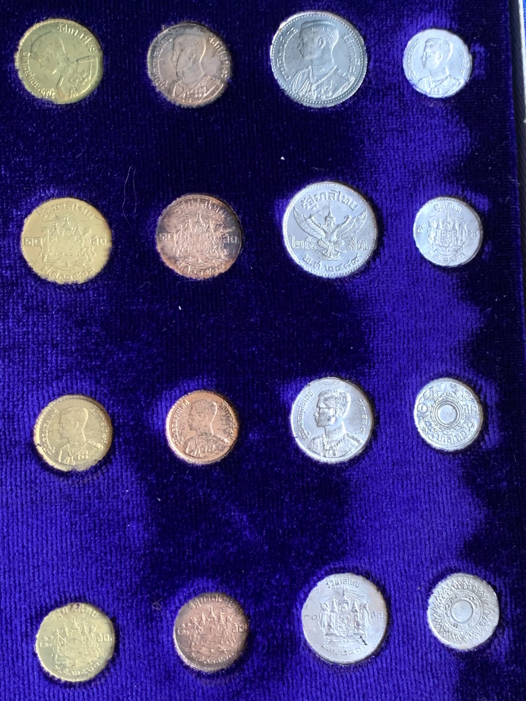 《竞宝斋》第128场-周日，周一 ，2场连拍（全场包邮） 泰国蓝盒子34枚套币 原盒未取出拍背面 状态未使用 包浆已经形成