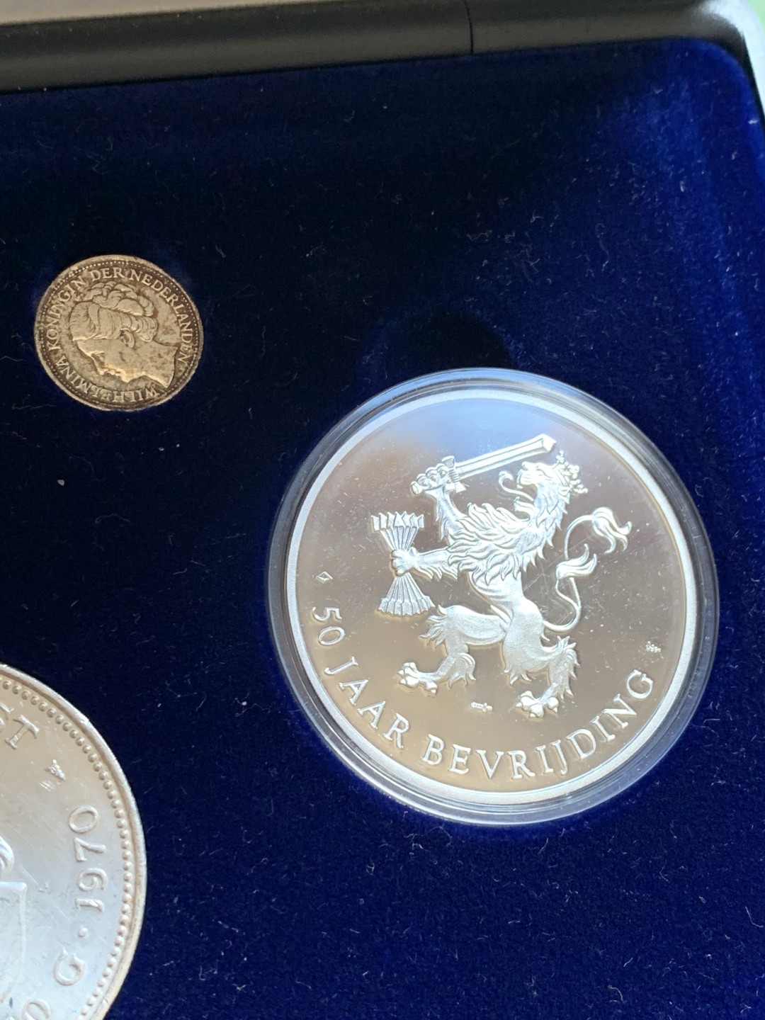 《竞宝斋》第128场-周日，周一 ，2场连拍（全场包邮） 荷兰银行银币章礼盒 高档丝绒礼盒套币含1970年10盾银币两枚银章 10分银币 1分锌币 共含纯银接近50g 状态都不错