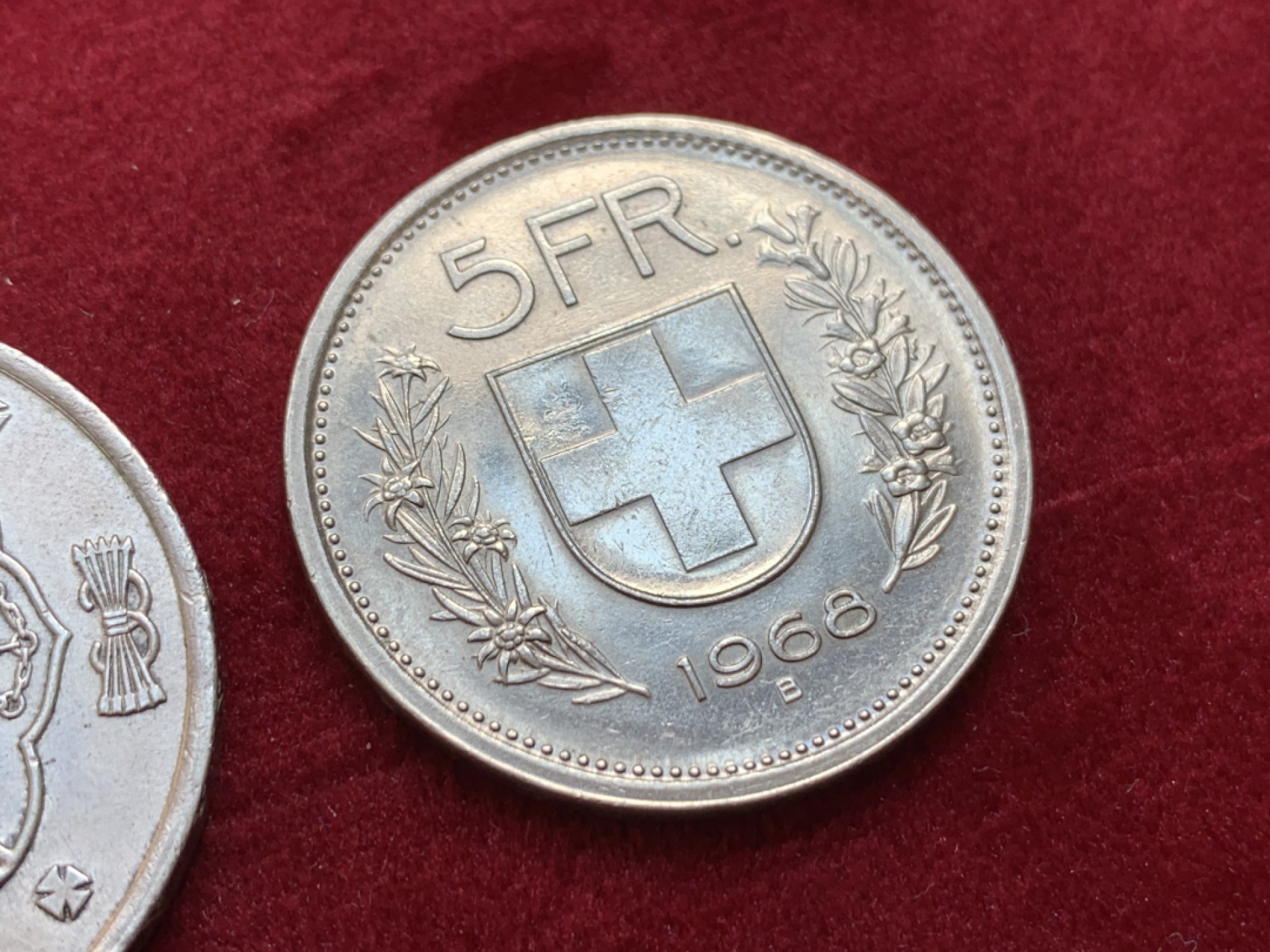 《竞宝斋》第128场-周日，周一 ，2场连拍（全场包邮） 2枚一组，一枚西班牙独裁者1966年100比塞塔银币18.9克+一枚瑞士 1968年 5法郎