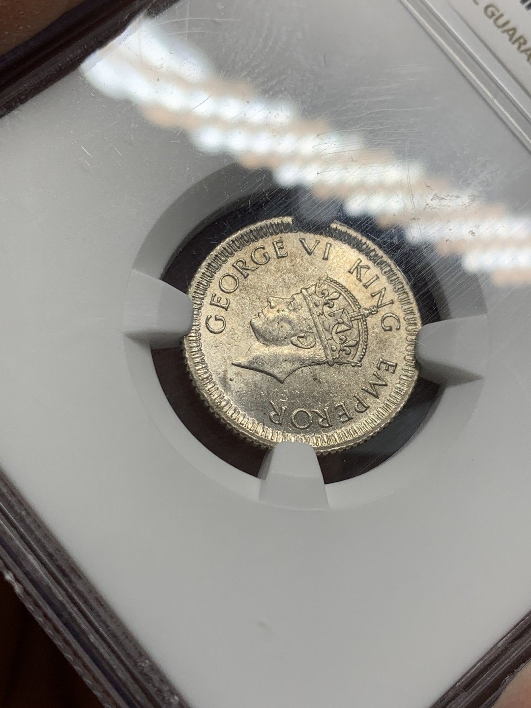 《竞宝斋》第128场-周日，周一 ，2场连拍（全场包邮） NGC-MS63 英属印度 1942 乔治六世1/4卢比银币，转光流畅，花枝细节精美。小卢比高分不多见 盒子背面顶部有自裂无缺失