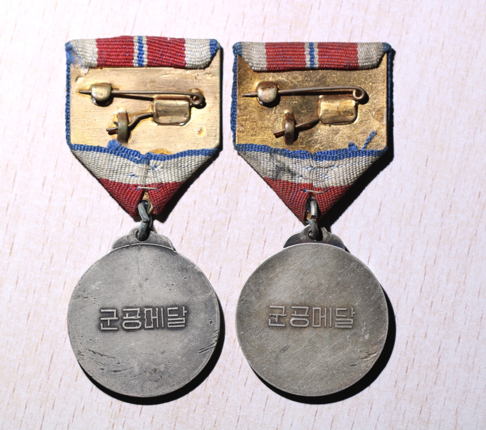 大猫徽章拍卖第212期  朝鲜🇰🇵战功奖章一对 银质好品 后配上挂