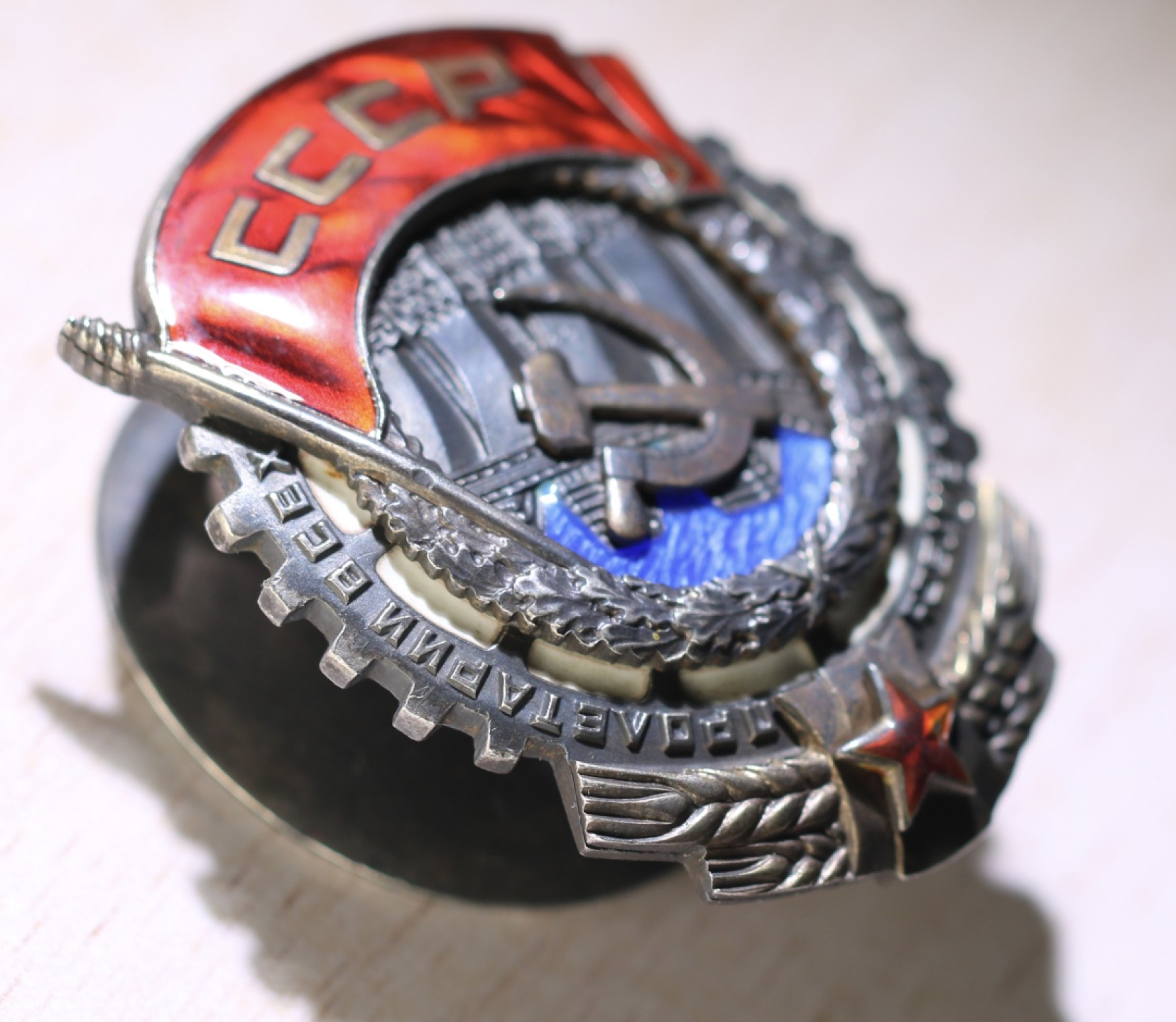 大猫徽章拍卖第212期  劳动红旗勋章 早期轮版 原配银轮 珐琅有小磕