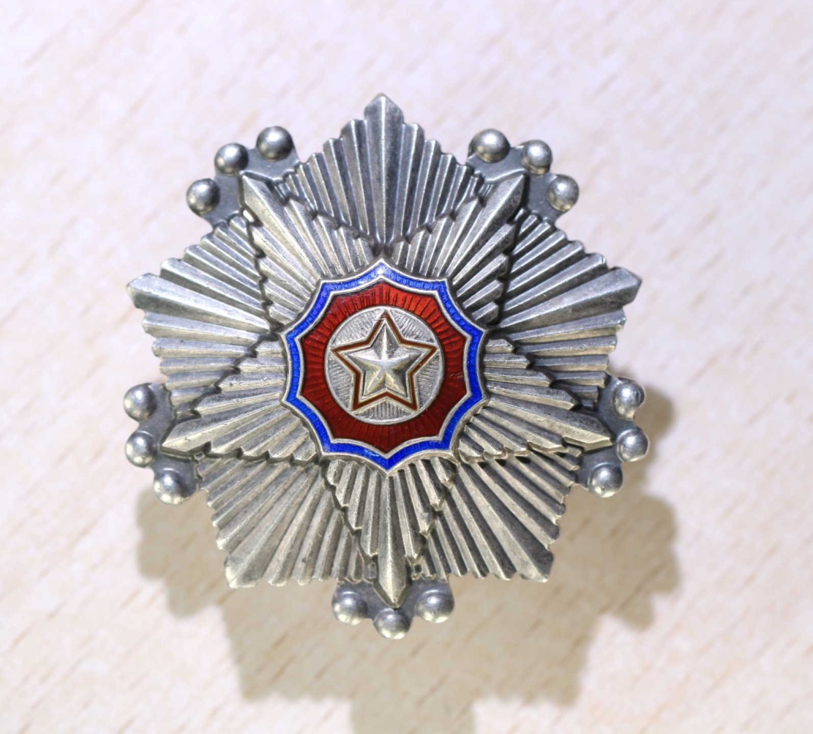 大猫徽章拍卖第212期   朝鲜🇰🇵三级国旗勋章 早期轮版