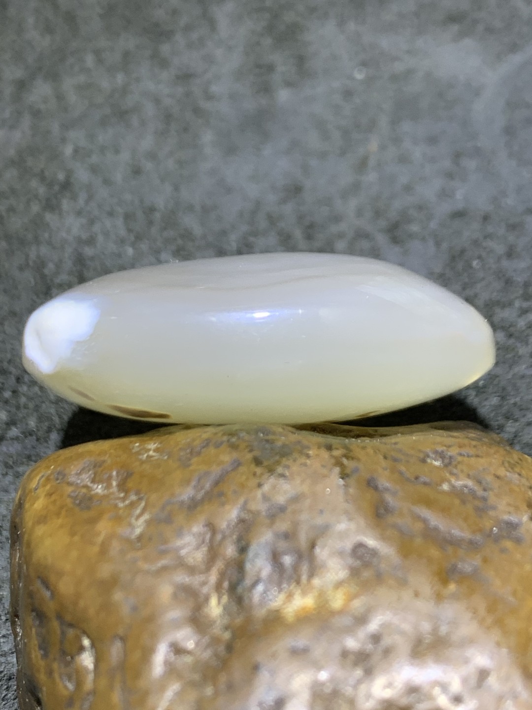 精美高玉化冰透俏色海洋玉髓原皮随形吊坠一个！