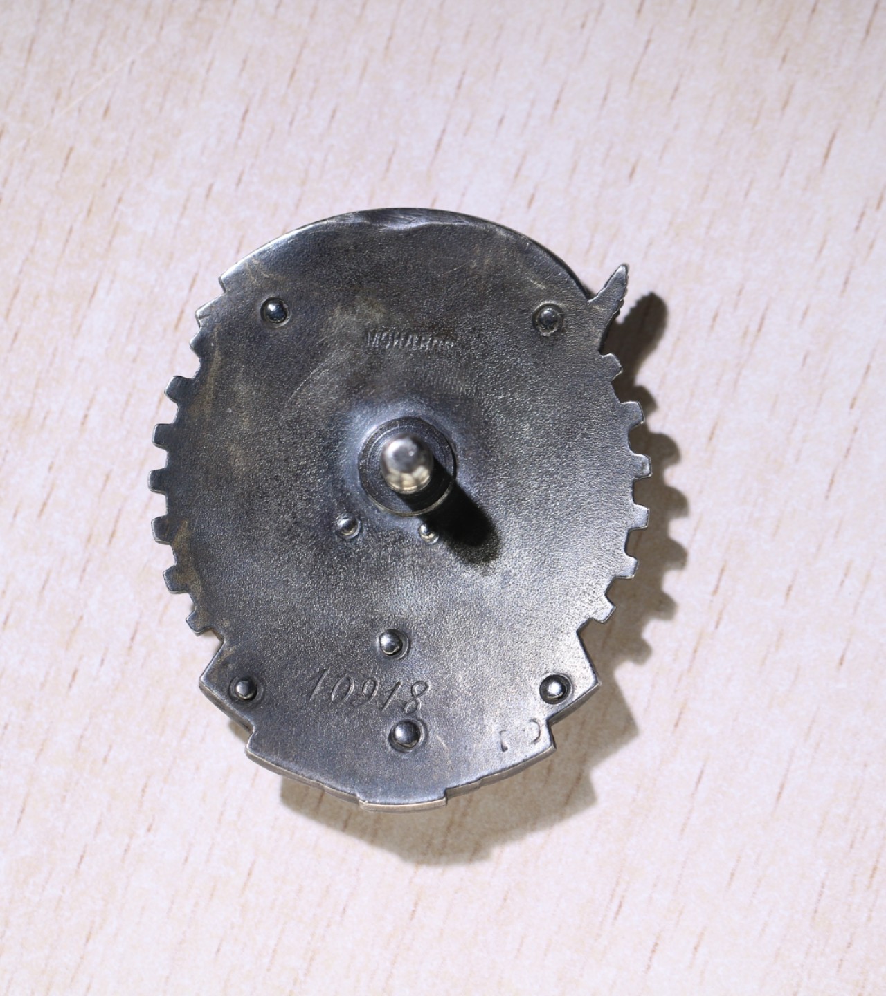 大猫徽章拍卖第212期  劳动红旗勋章 早期轮版 原配银轮 珐琅有小磕