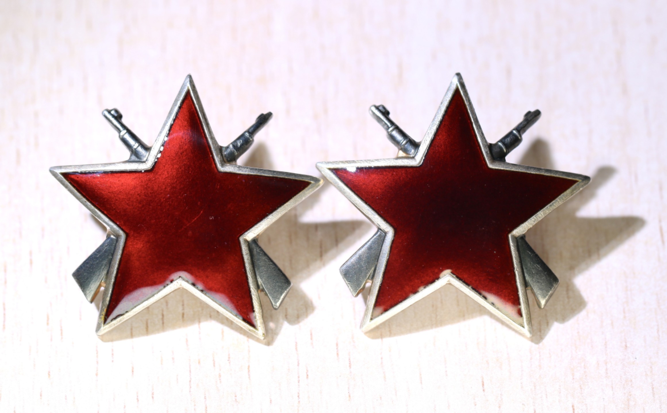 大猫徽章拍卖第212期  南斯拉夫三级游击队之星勋章一对 银质全品