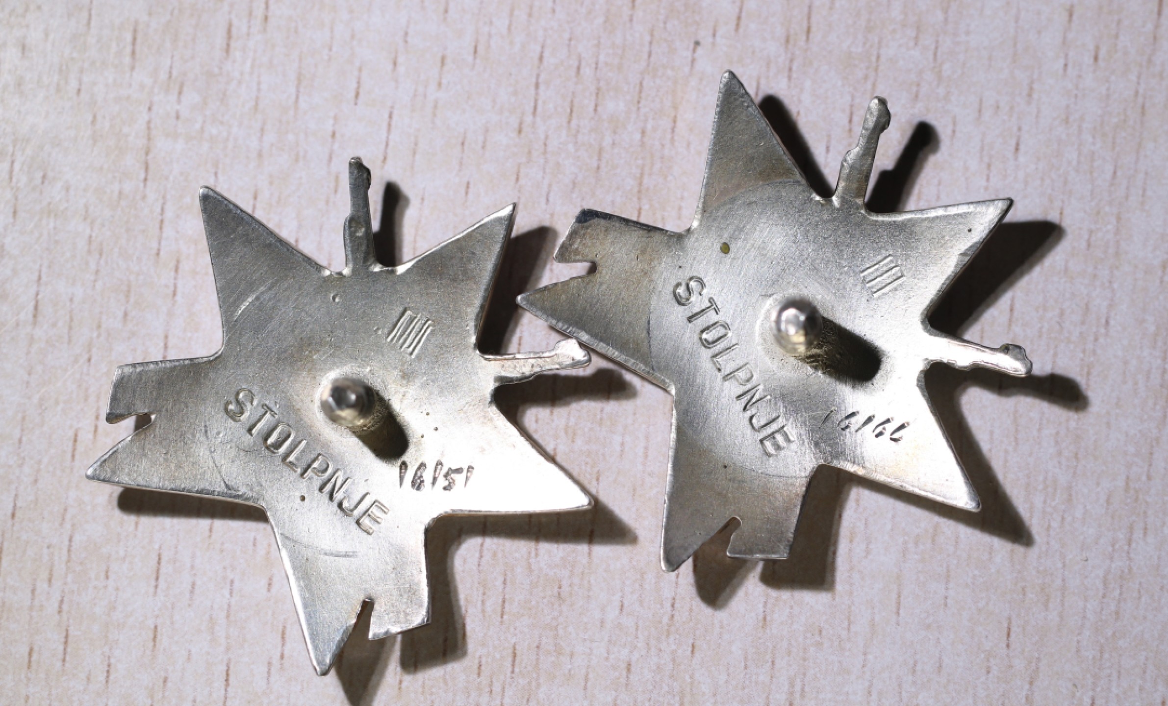 大猫徽章拍卖第212期  南斯拉夫三级游击队之星勋章一对 银质全品