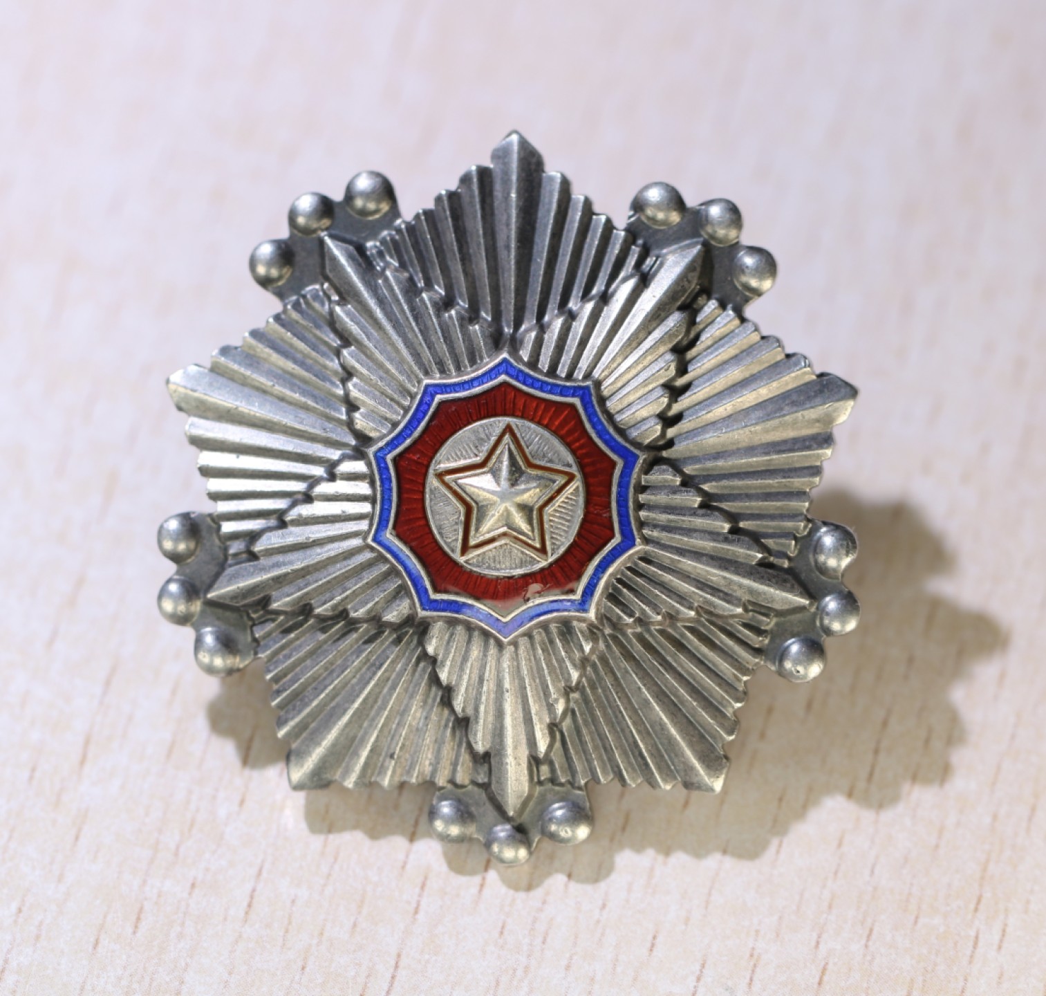 大猫徽章拍卖第212期   朝鲜🇰🇵三级国旗勋章 早期轮版