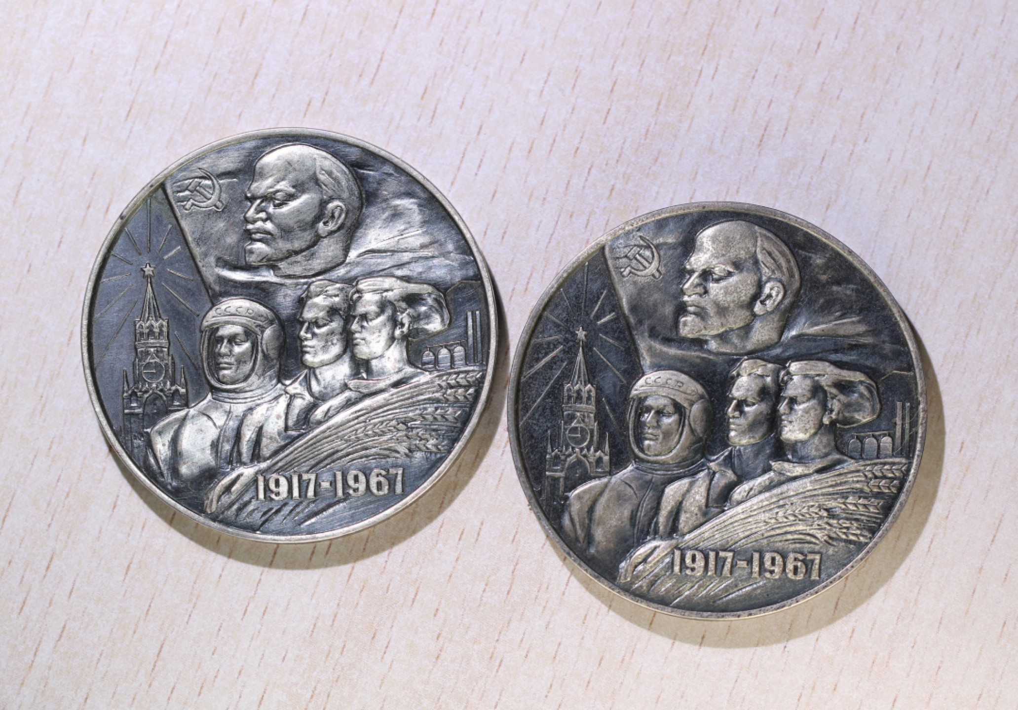 大猫徽章拍卖第212期  苏联十月革命50周年纪念银章一对 银质好品