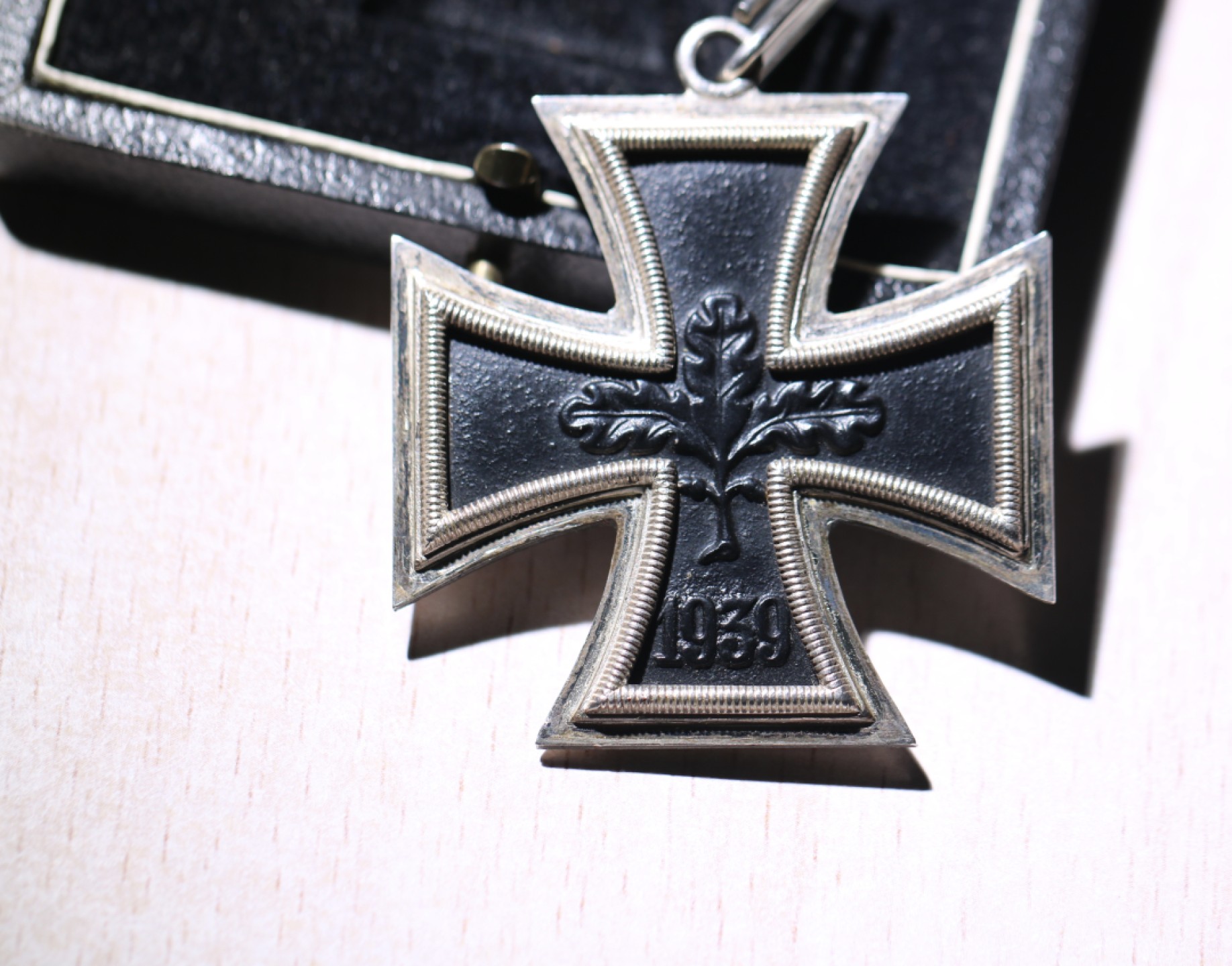 大猫徽章拍卖第212期  骑士铁十字57版 好品 后期盒子 