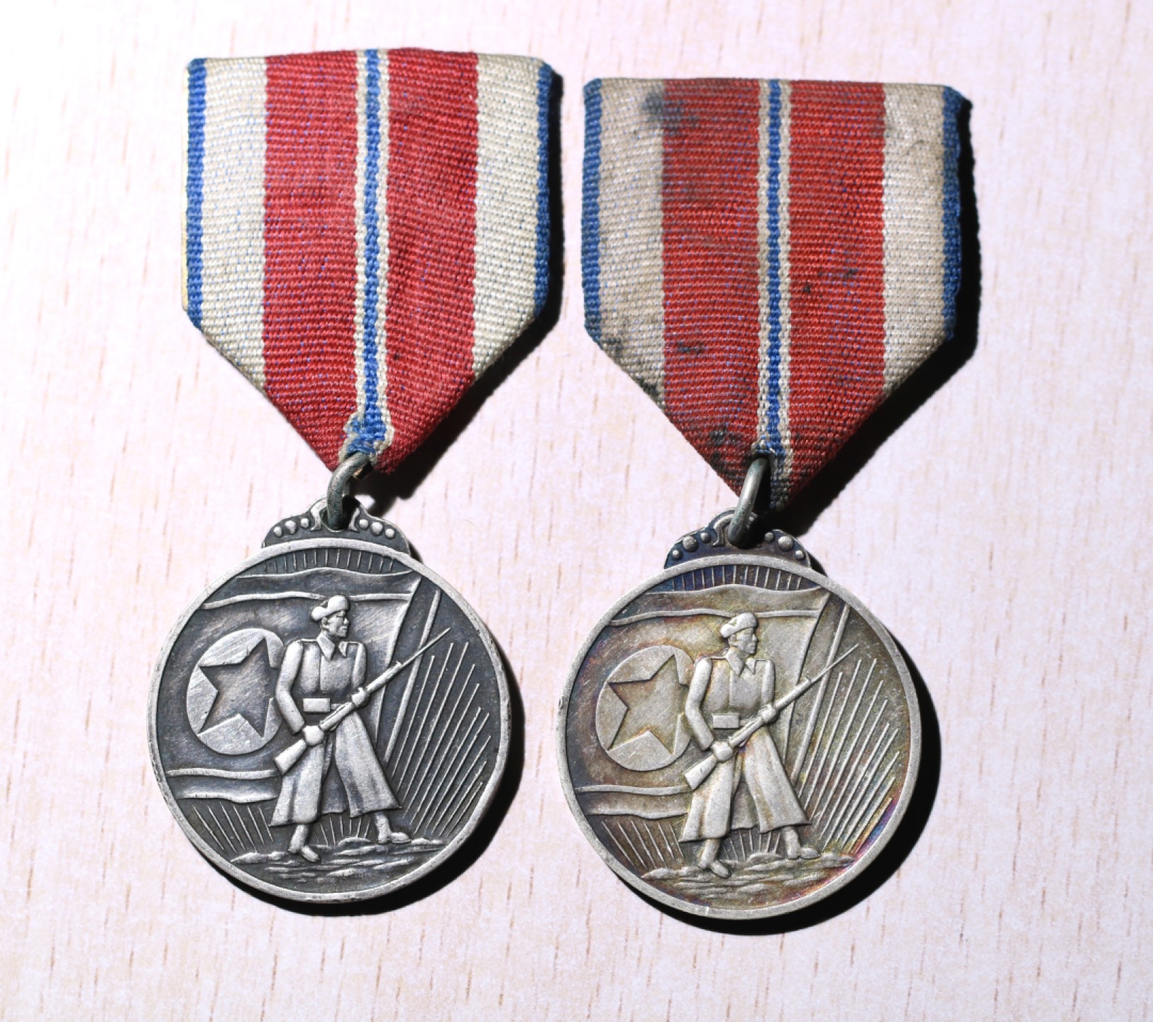 大猫徽章拍卖第212期  朝鲜🇰🇵战功奖章一对 银质好品 后配上挂