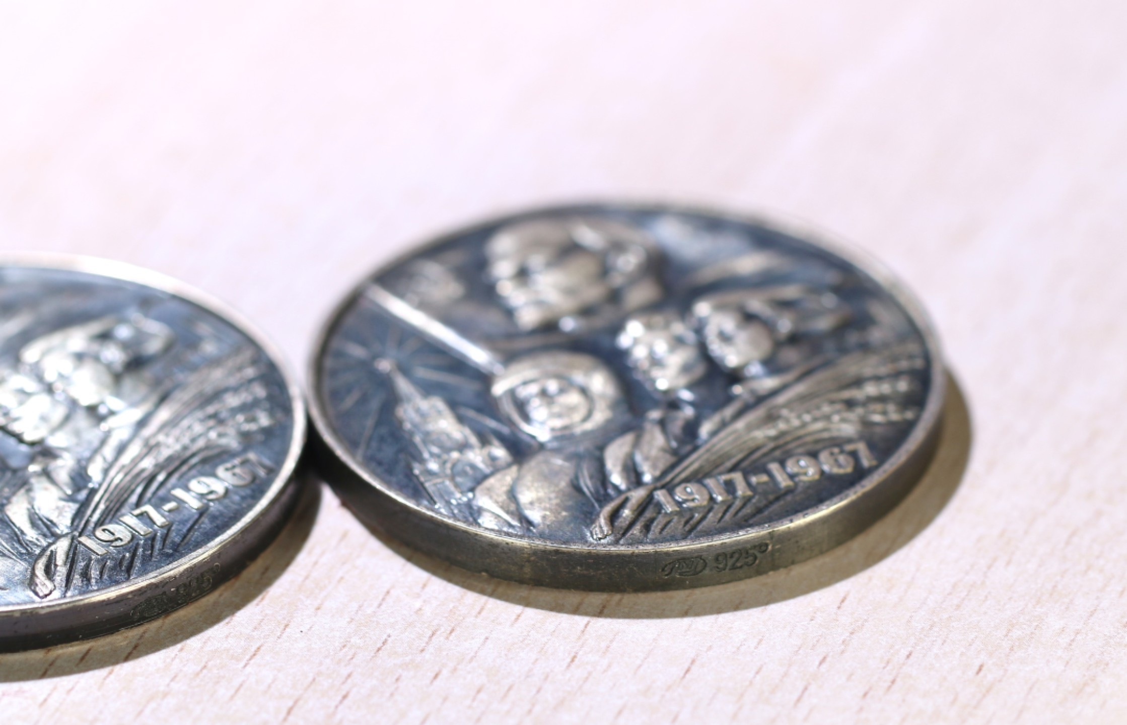 大猫徽章拍卖第212期  苏联十月革命50周年纪念银章一对 银质好品