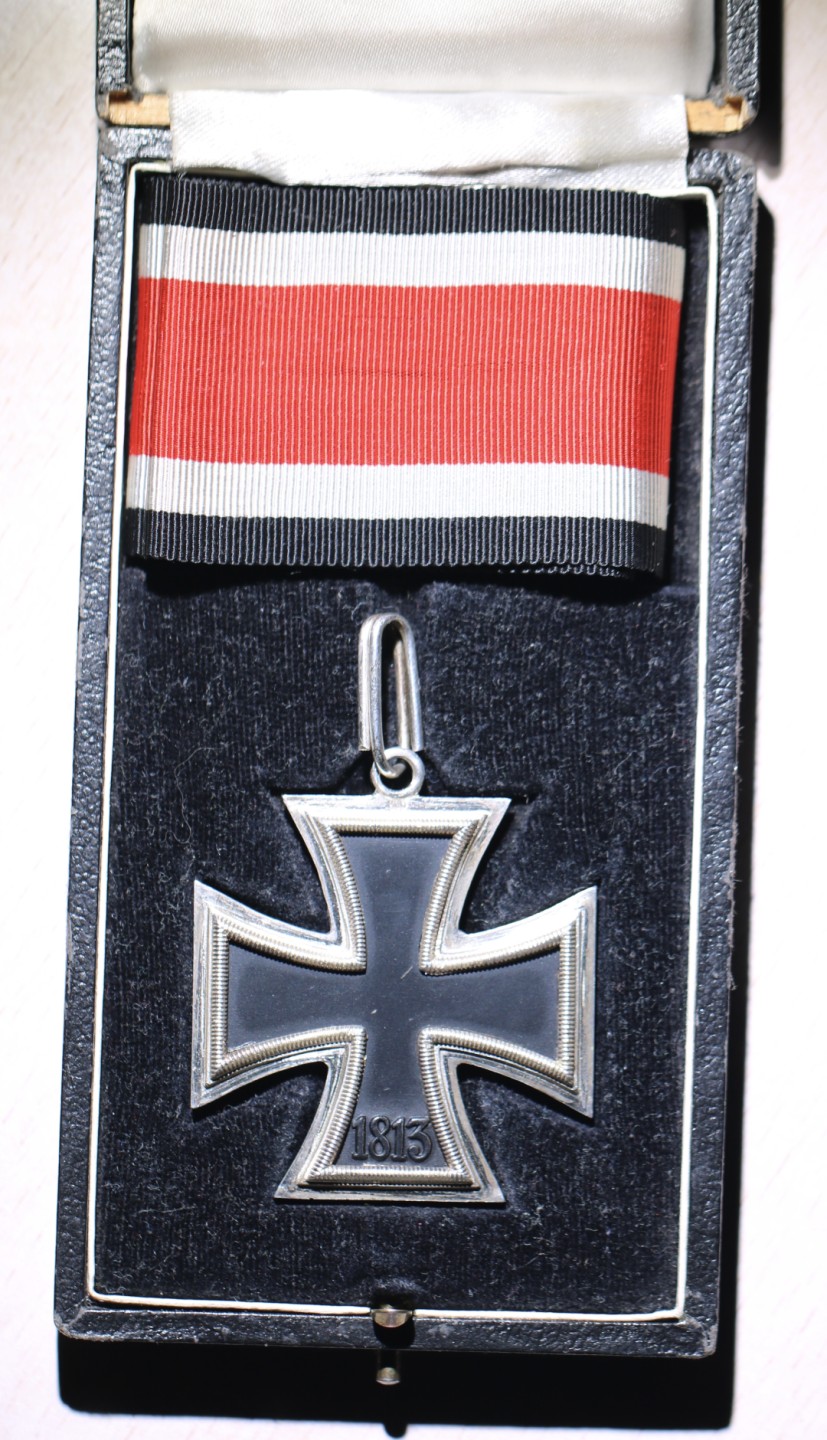 大猫徽章拍卖第212期  骑士铁十字57版 好品 后期盒子 