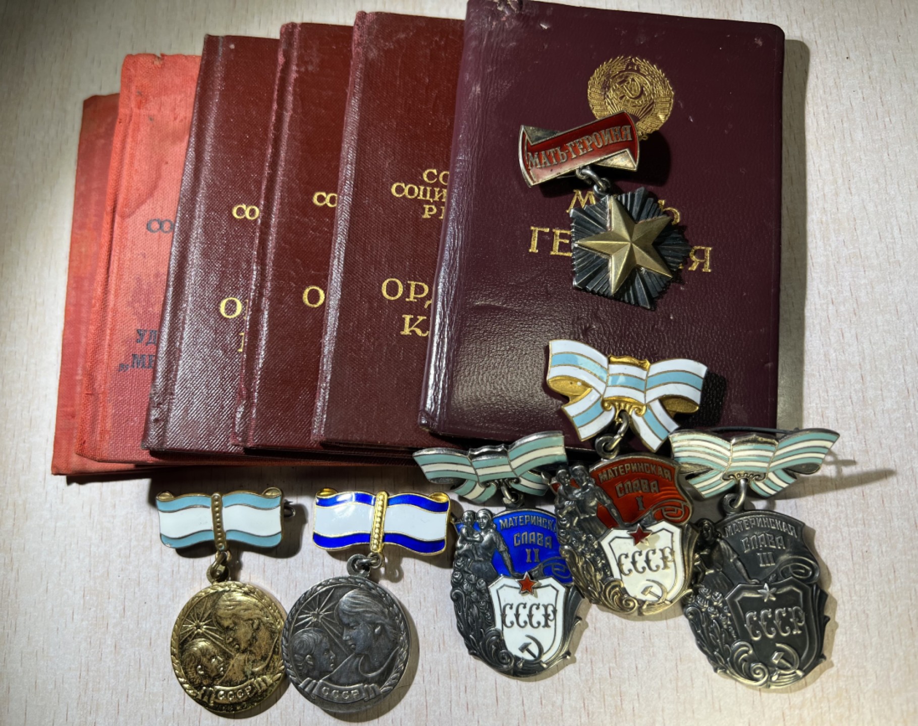 大猫徽章拍卖第212期  苏联母亲勋奖大全套 同一人获得 母亲金星奖章上部金质星被换过，改成银质。