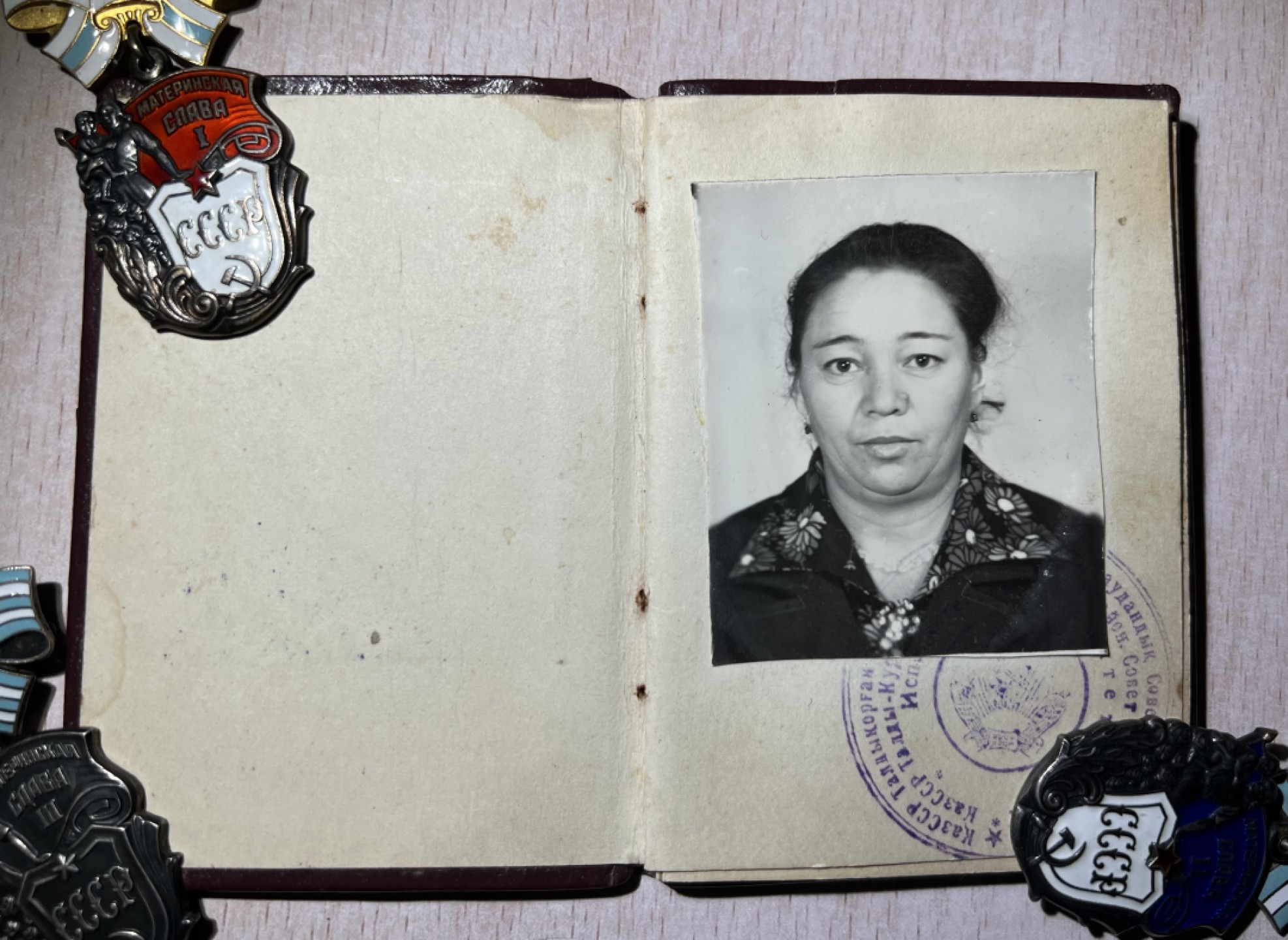 大猫徽章拍卖第212期  苏联母亲勋奖大全套 同一人获得 母亲金星奖章上部金质星被换过，改成银质。