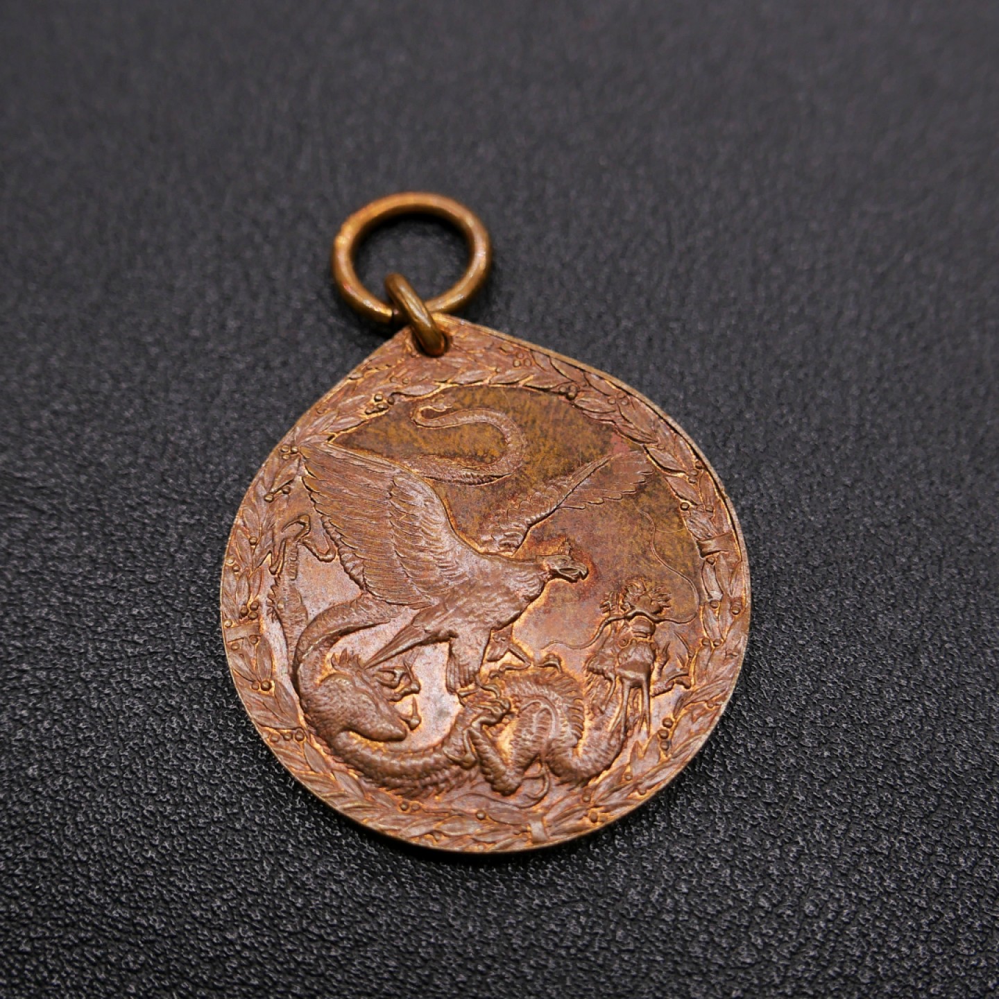 勋章奖章交易所2023年元旦拍卖 德国1900庚子八国联军侵华奖章，铜质版，授予官兵、使馆及医护人员，德皇威廉二世于1901年5月设立此奖章，原铸，非后期各种版本，德国鹰及龙的细节刻画丰富、细致、生动。