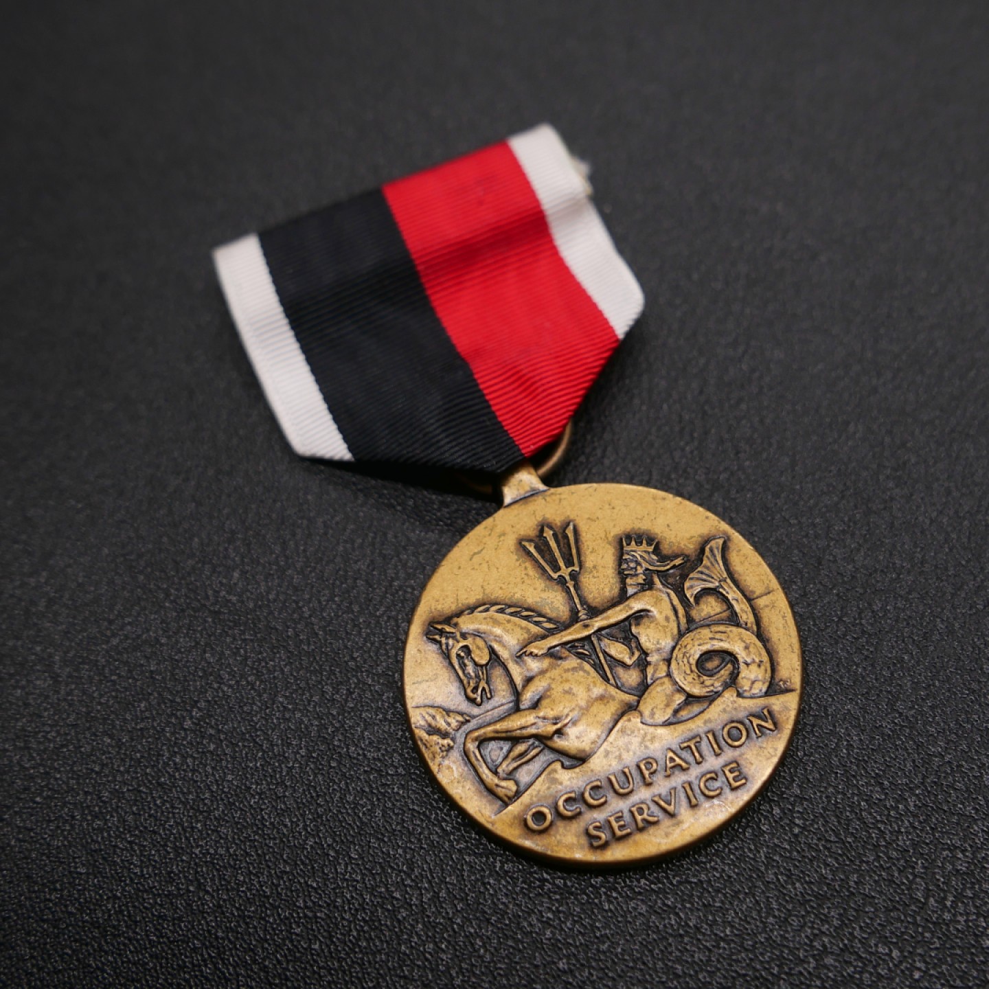 勋章奖章交易所2023年元旦拍卖 美国海军占领奖章，1947年设立，授予二战占领敌方领土之海军、海岸警卫队及陆战队，亦授予45-90年驻扎西德人员。