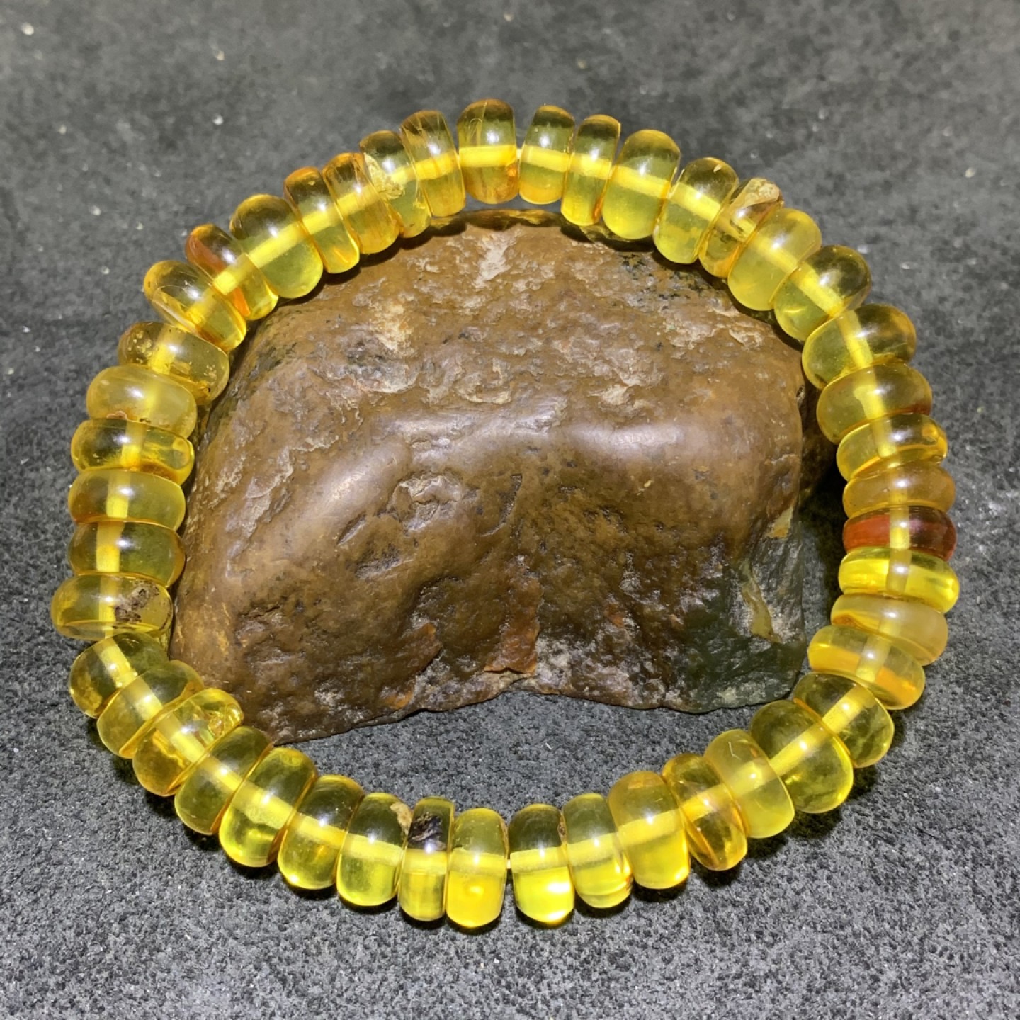 精美天然乌料蜜蜡隔片手串1条