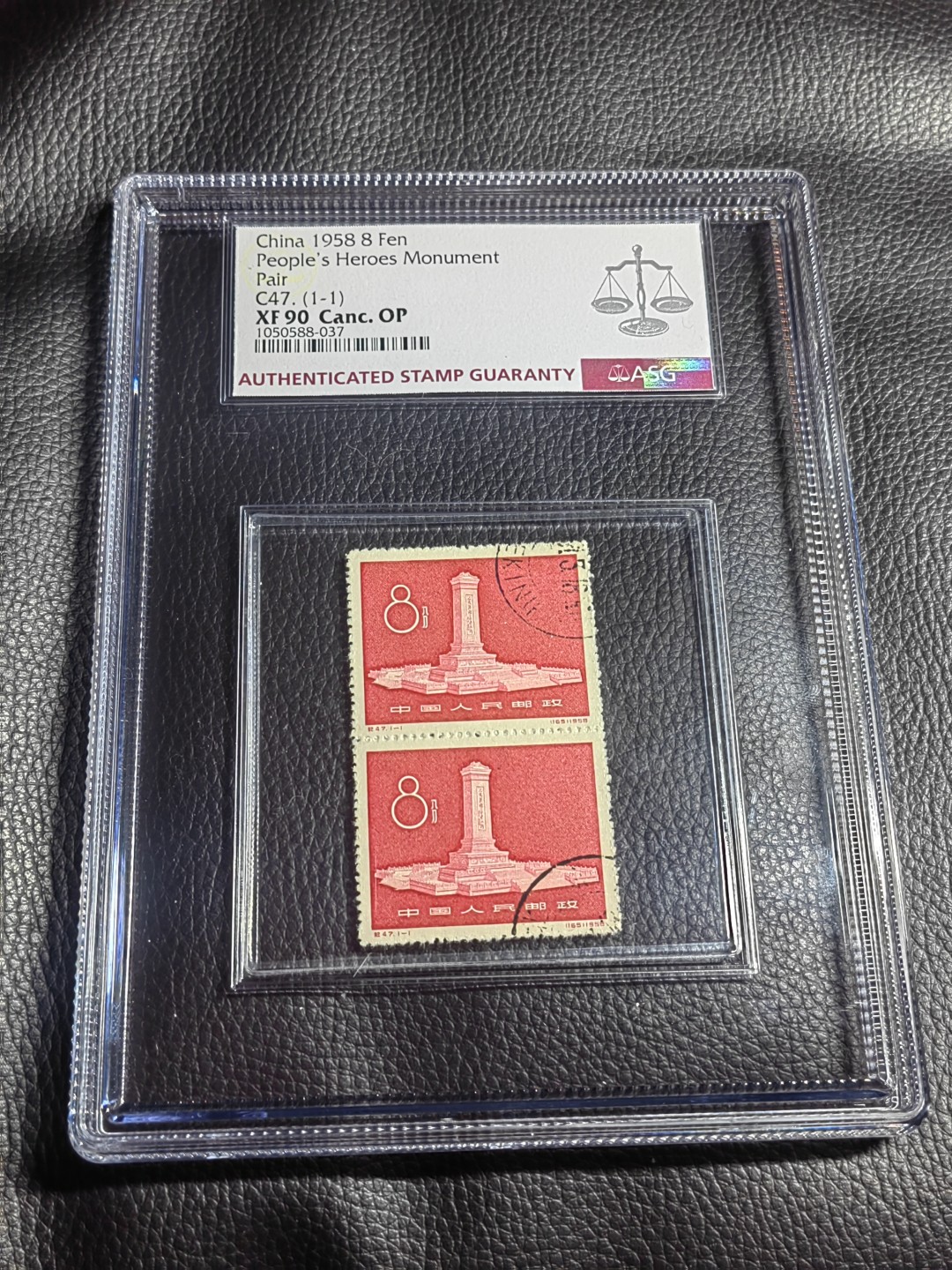洪涛臻品批发群  精选邮票限时拍卖第一百二十九期 纪47纪念碑★盖销  ✦✦精品竖2连，大盒带内衬✦✦ ASG90高分OP一枚，热门品种，最严格时期出分，票状态极佳，红色题材，之前群里都是漏价出，非常不错的摆件，喜欢不要错过