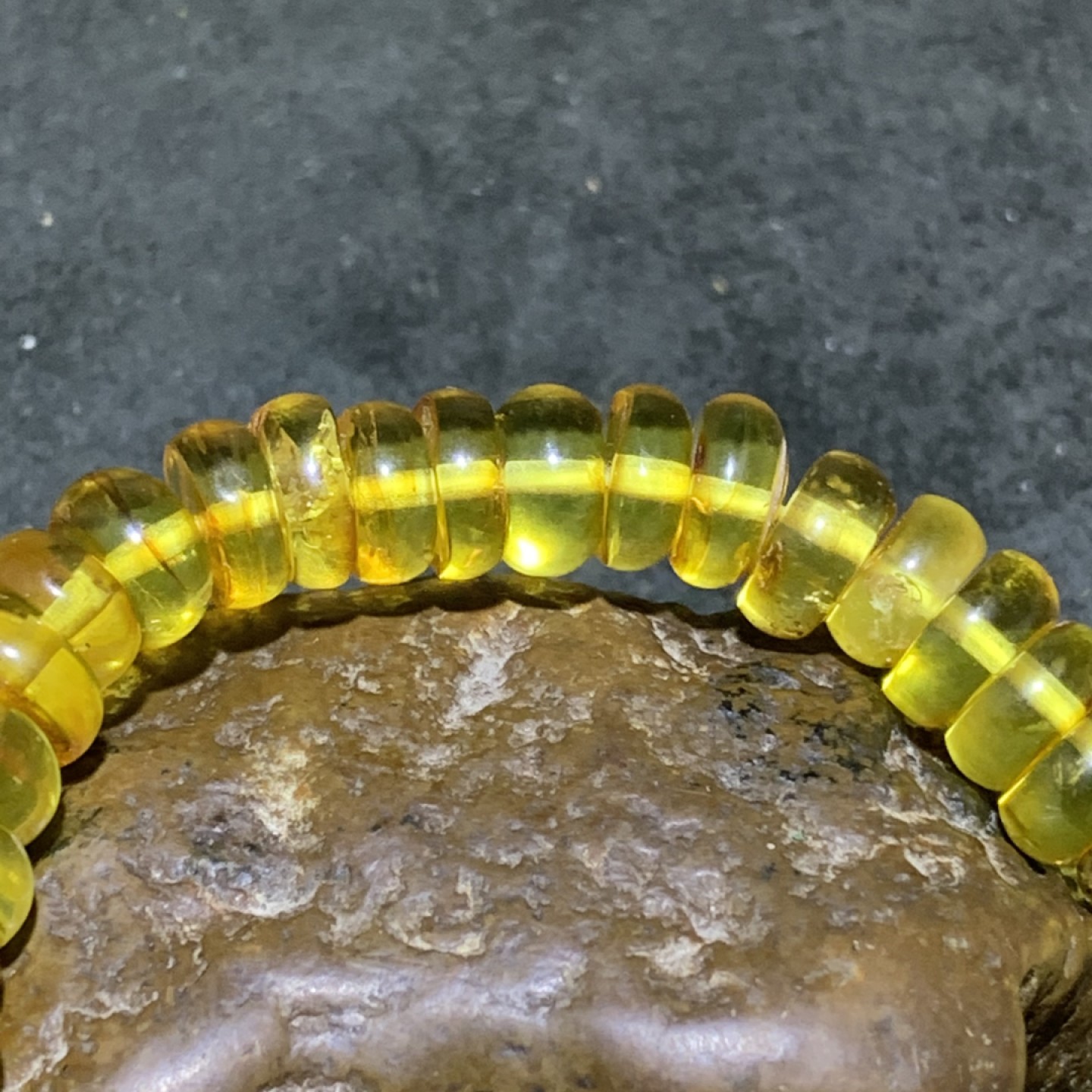 精美天然乌料蜜蜡隔片手串1条