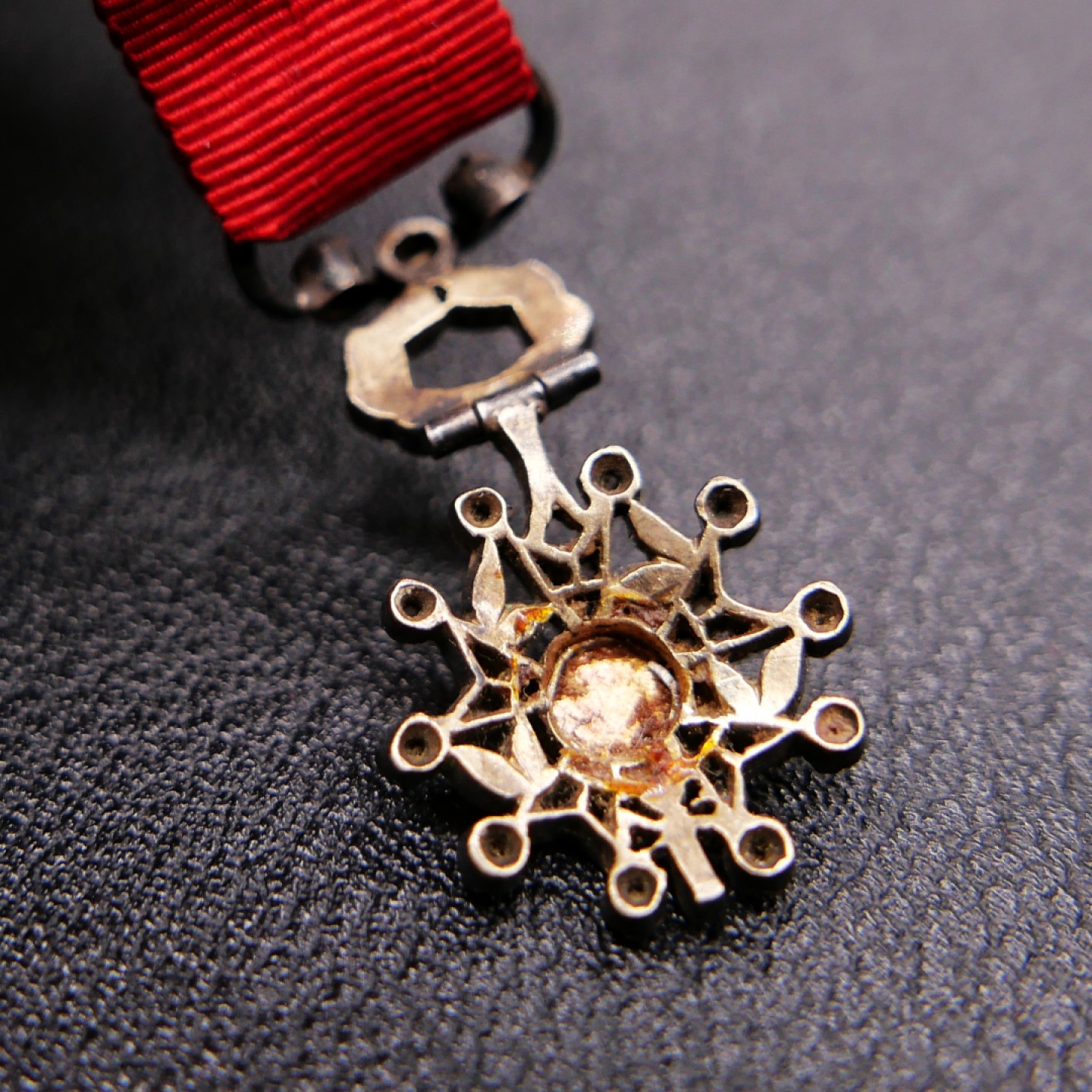 勋章奖章交易所2023年元旦拍卖 法国迷你奖章联排链，三共版荣军勋章银质嵌宝。