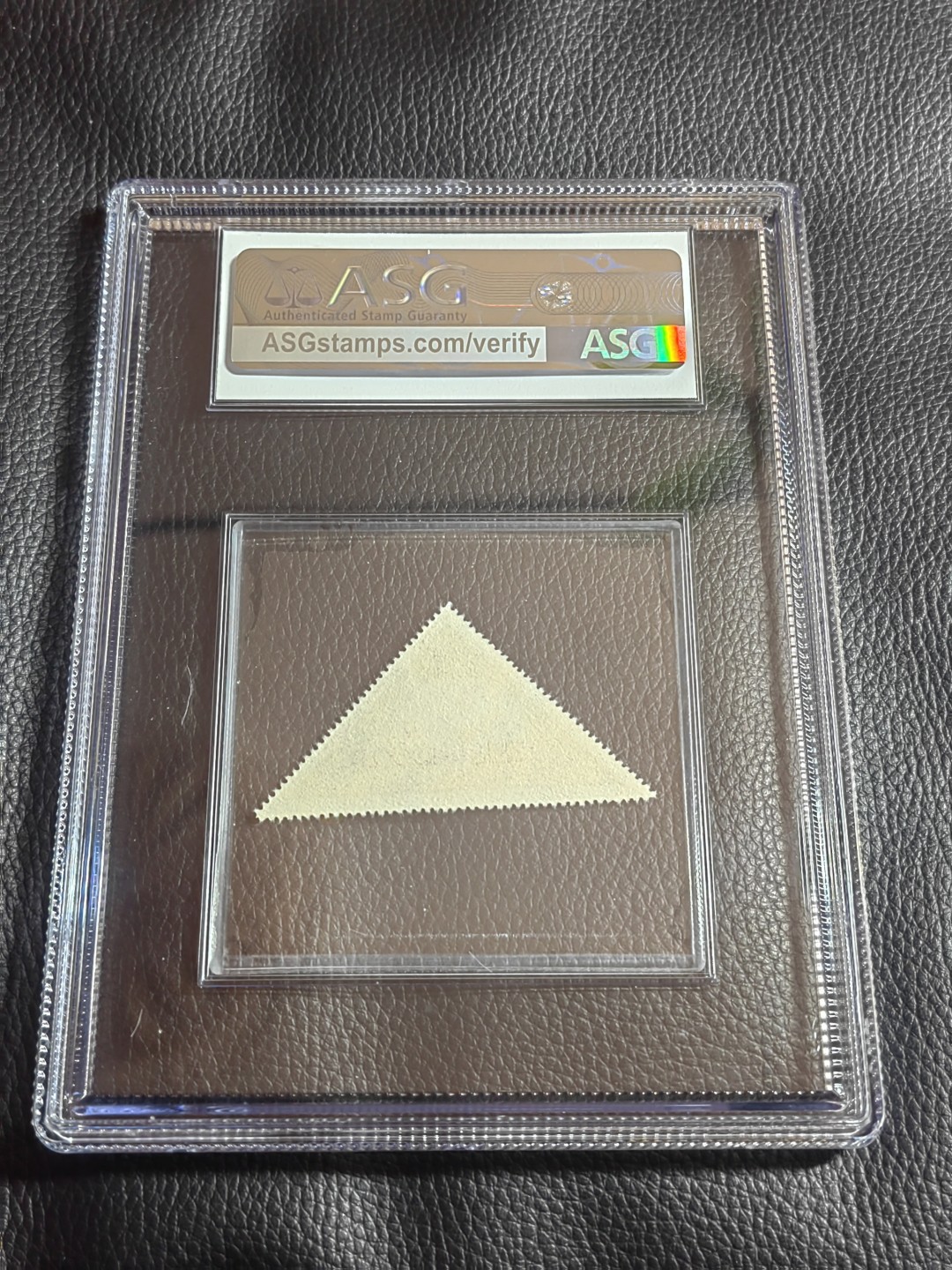 洪涛臻品批发群  精选邮票限时拍卖第一百二十八期 新中国第一套三角形邮票   纪10和平 再版  3-3新  ASG90高分OP，大盒带内衬，老纪特草纸票给90分非常不容易，每一枚90分都是高分，值得珍惜。品相嘎嘎绝，一手出分壳子完美无划痕，藏家首选。（注：此票是异形票，只能入大盒））