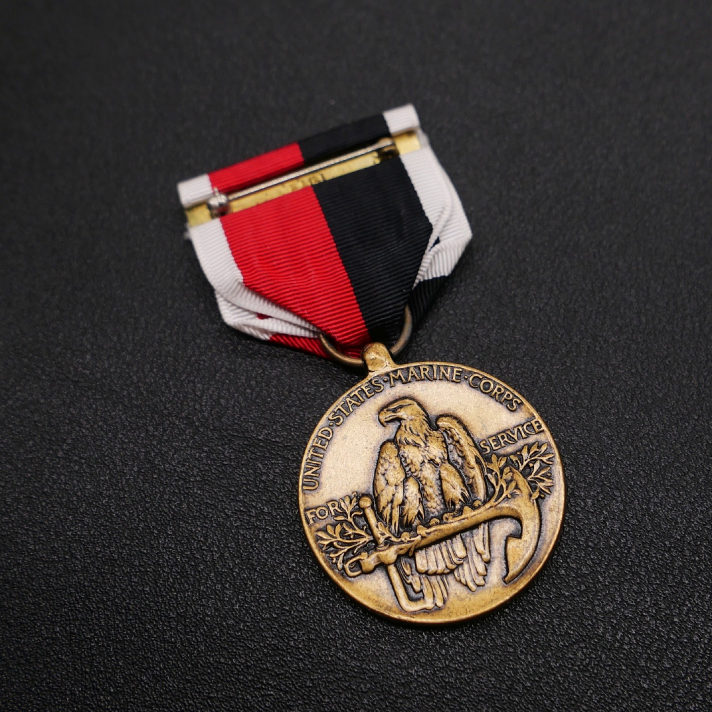 勋章奖章交易所2023年元旦拍卖 美国海军占领奖章，1947年设立，授予二战占领敌方领土之海军、海岸警卫队及陆战队，亦授予45-90年驻扎西德人员。