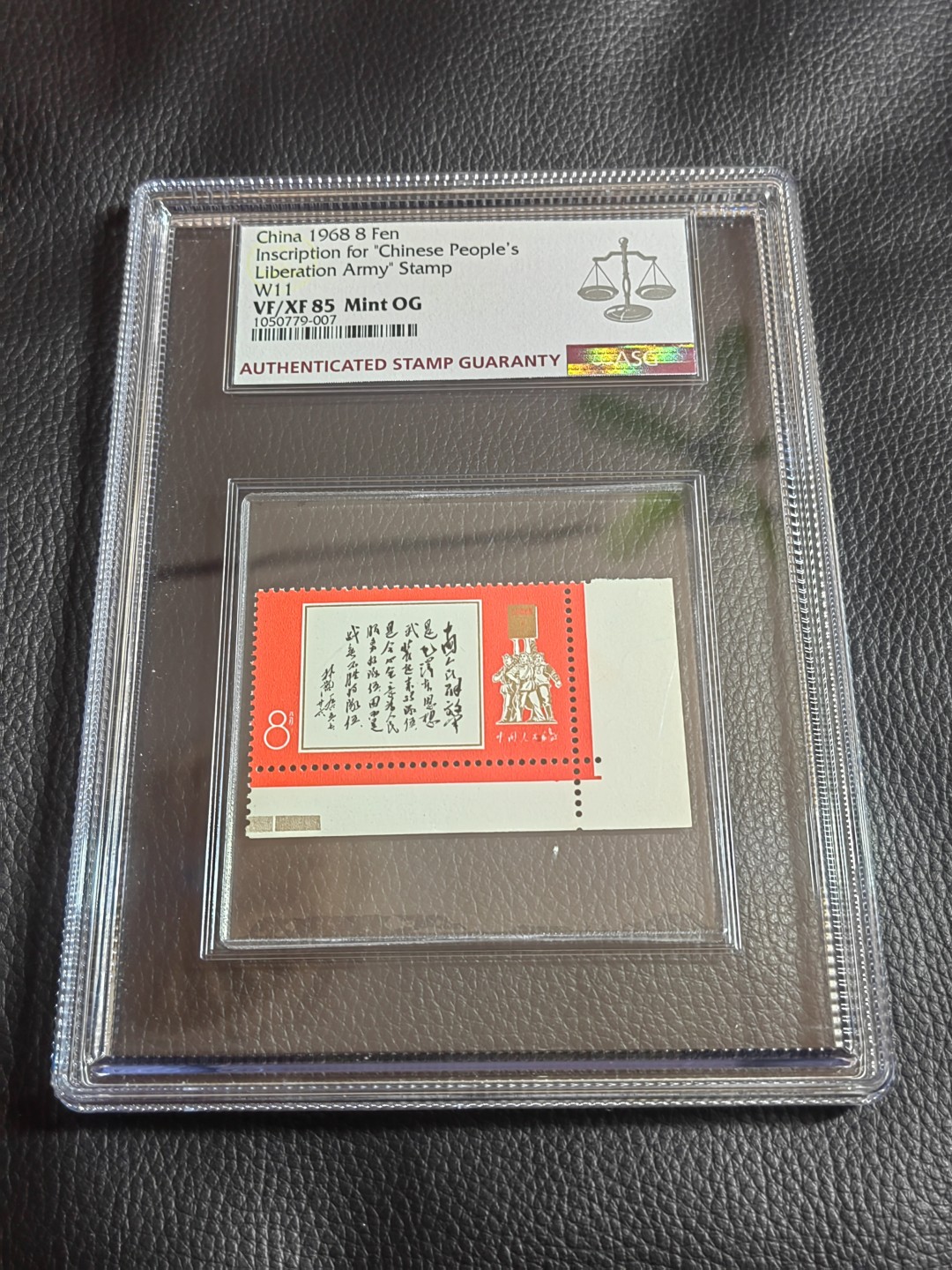 洪涛臻品批发群  精选邮票限时拍卖第一百二十八期 ✦一手出分✦文11白题词  ASG85分OG ，带色标，直角边，稀缺色标。大盒带内衬，最新出分，壳子完好无划痕， 绝中绝送评，经典人气票，85分超高性价比，最严格时期出分，喜欢不要错过