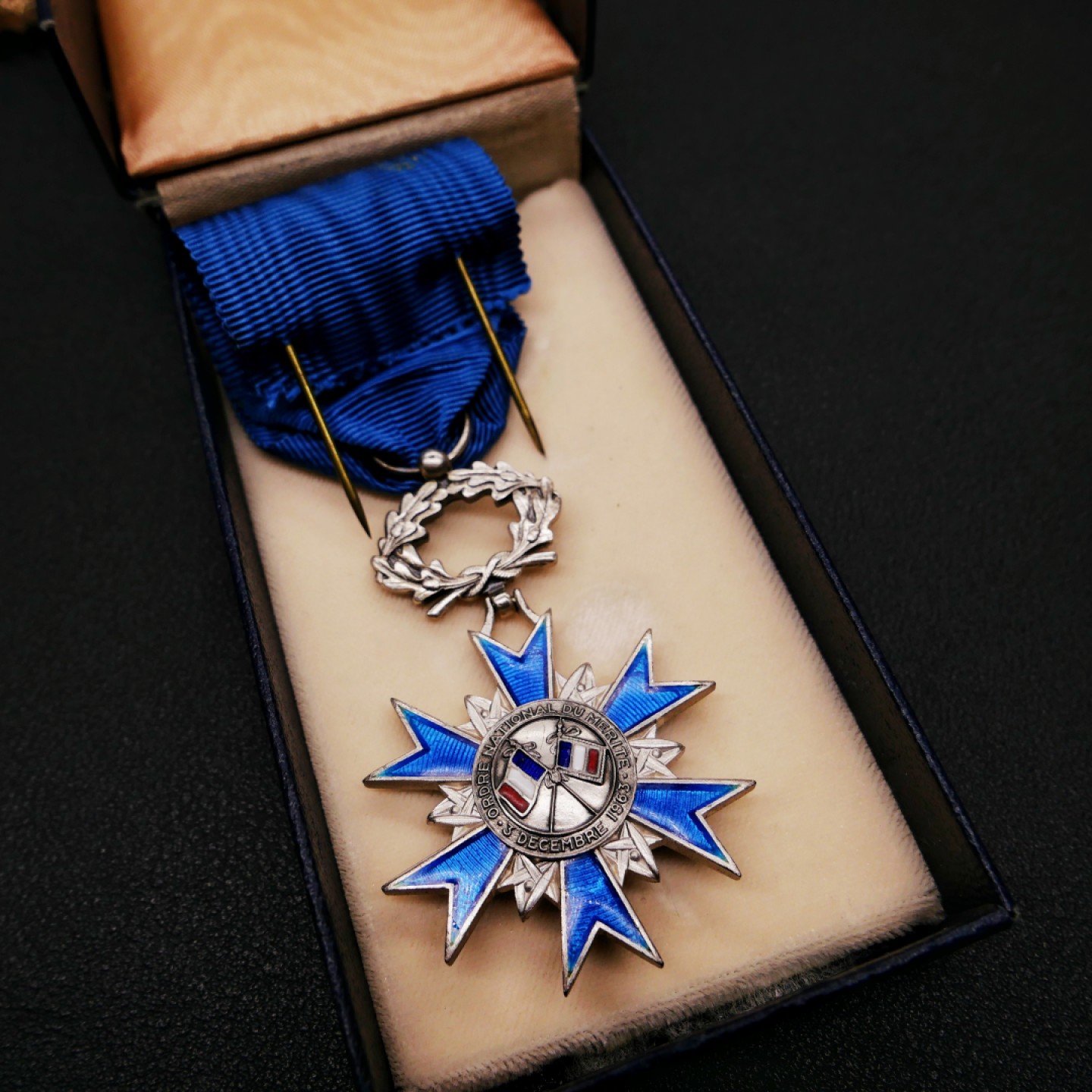 勋章奖章交易所2023年元旦拍卖 法国骑士级国家功勋勋章，银质带标珐琅，巴黎造币厂盒。