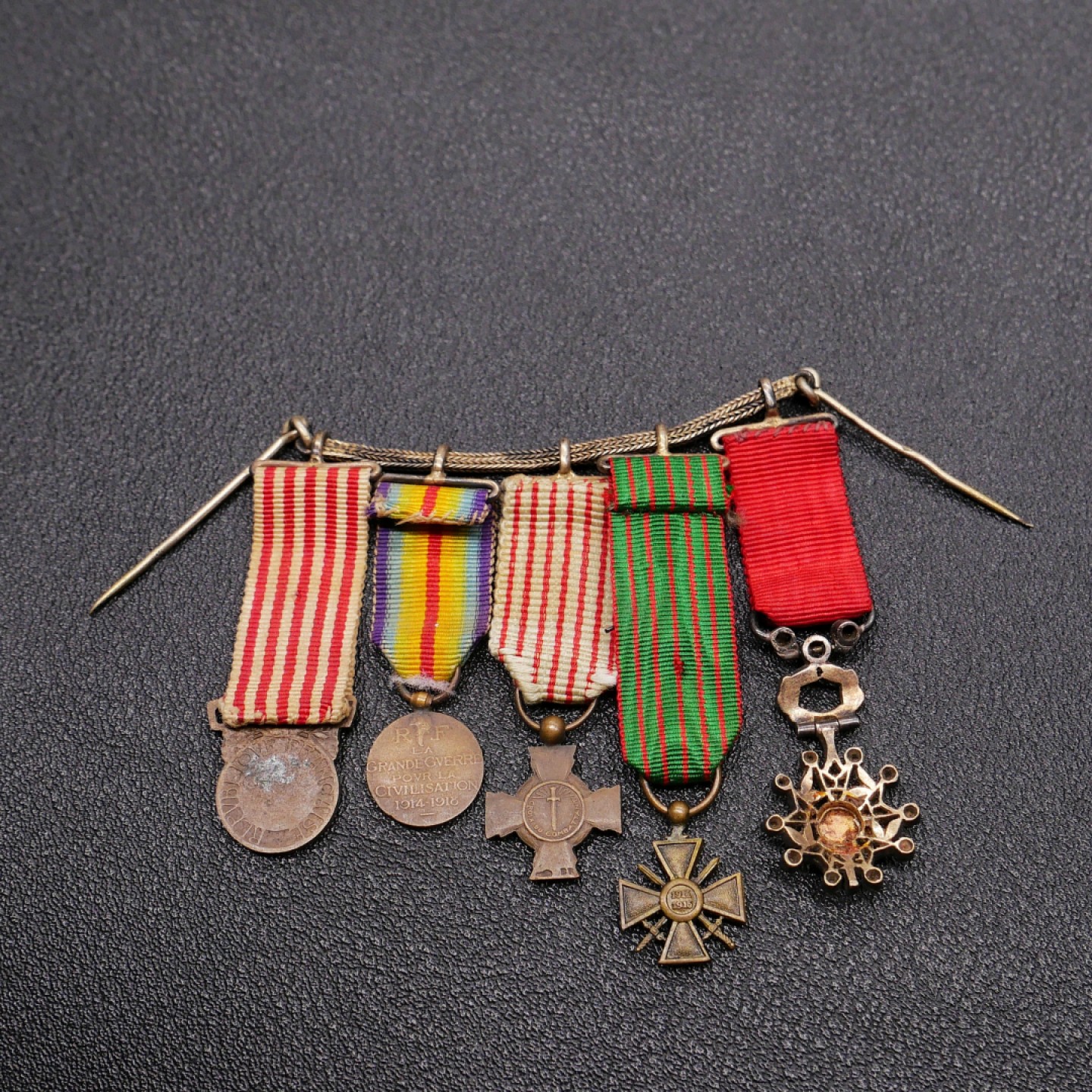 勋章奖章交易所2023年元旦拍卖 法国迷你奖章联排链，三共版荣军勋章银质嵌宝。