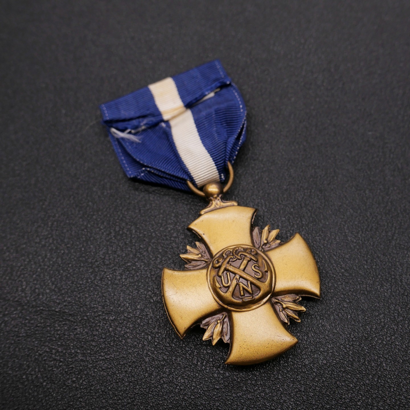 勋章奖章交易所2023年元旦拍卖 美国海军十字勋章，由海军部长颁授，海军最高荣誉，1919年设立，只颁发5000余枚。