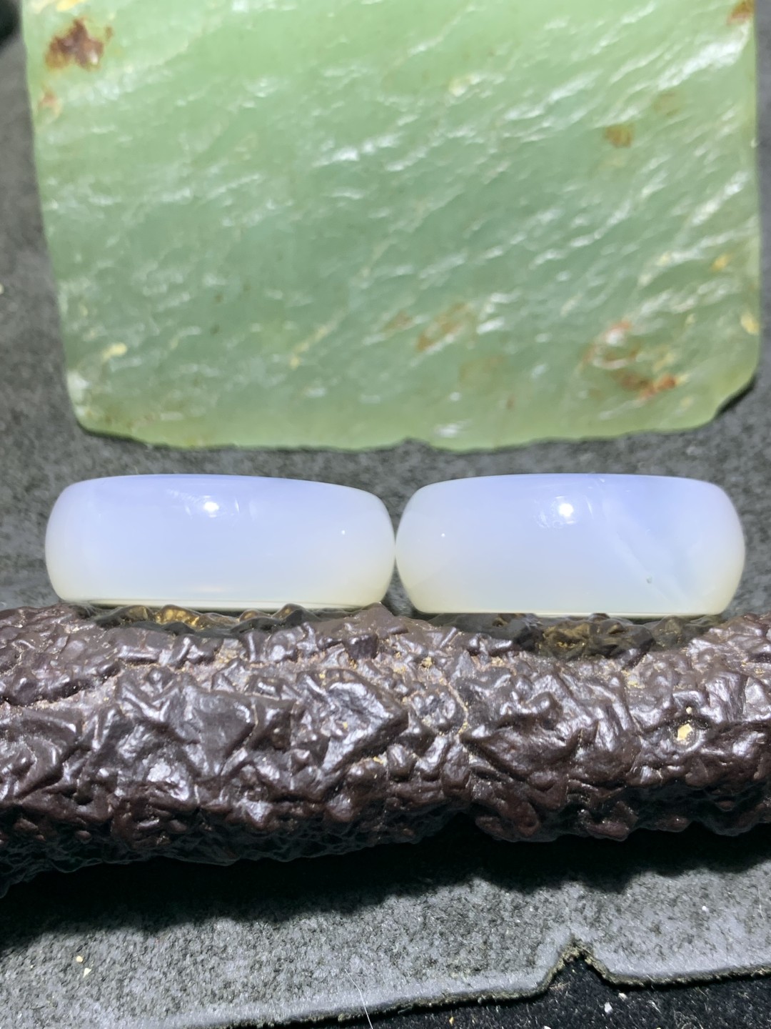 通货冰透荔枝冻高玉化玛瑙戒指两个，