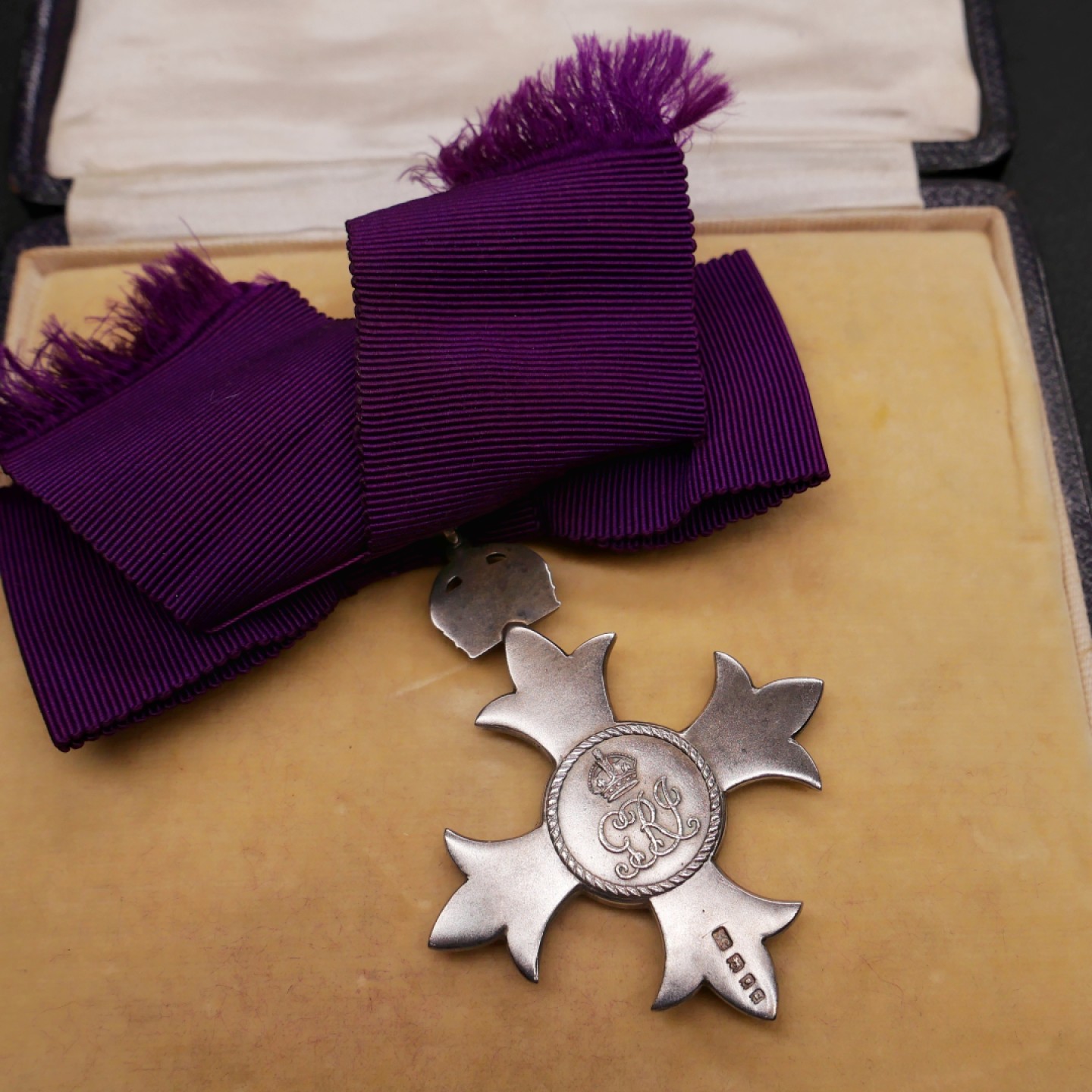 勋章奖章交易所2023年元旦拍卖 英国成员级大英帝国勋章，925银质，乔治五世于1917年设立，第一版（1917-1937年），嘉拉德原盒。