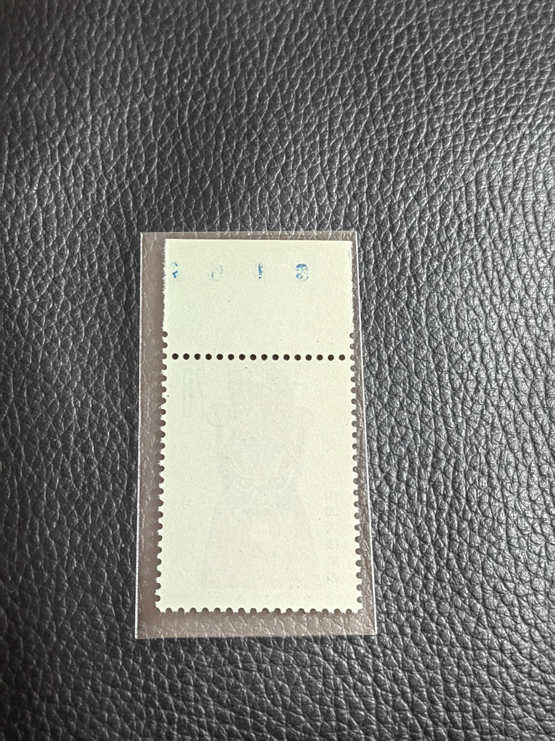 洪涛臻品批发群  精选邮票限时拍卖第一百二十八期 T45脸谱8-8新一枚，数字边，版期全品嘎嘎绝，正宗版撕货，一手撕版，带硅胶手套撕版，收藏级品相，喜欢不要错过