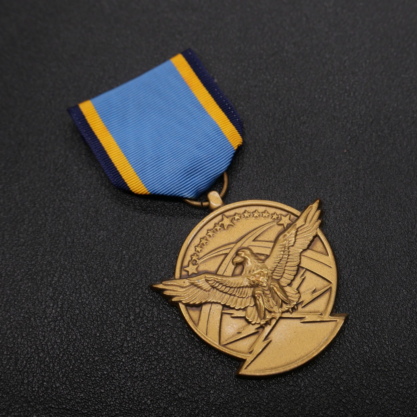 勋章奖章交易所2023年元旦拍卖 美国空军空中成就奖章，空军部长颁授，表彰有功绩的飞行员。