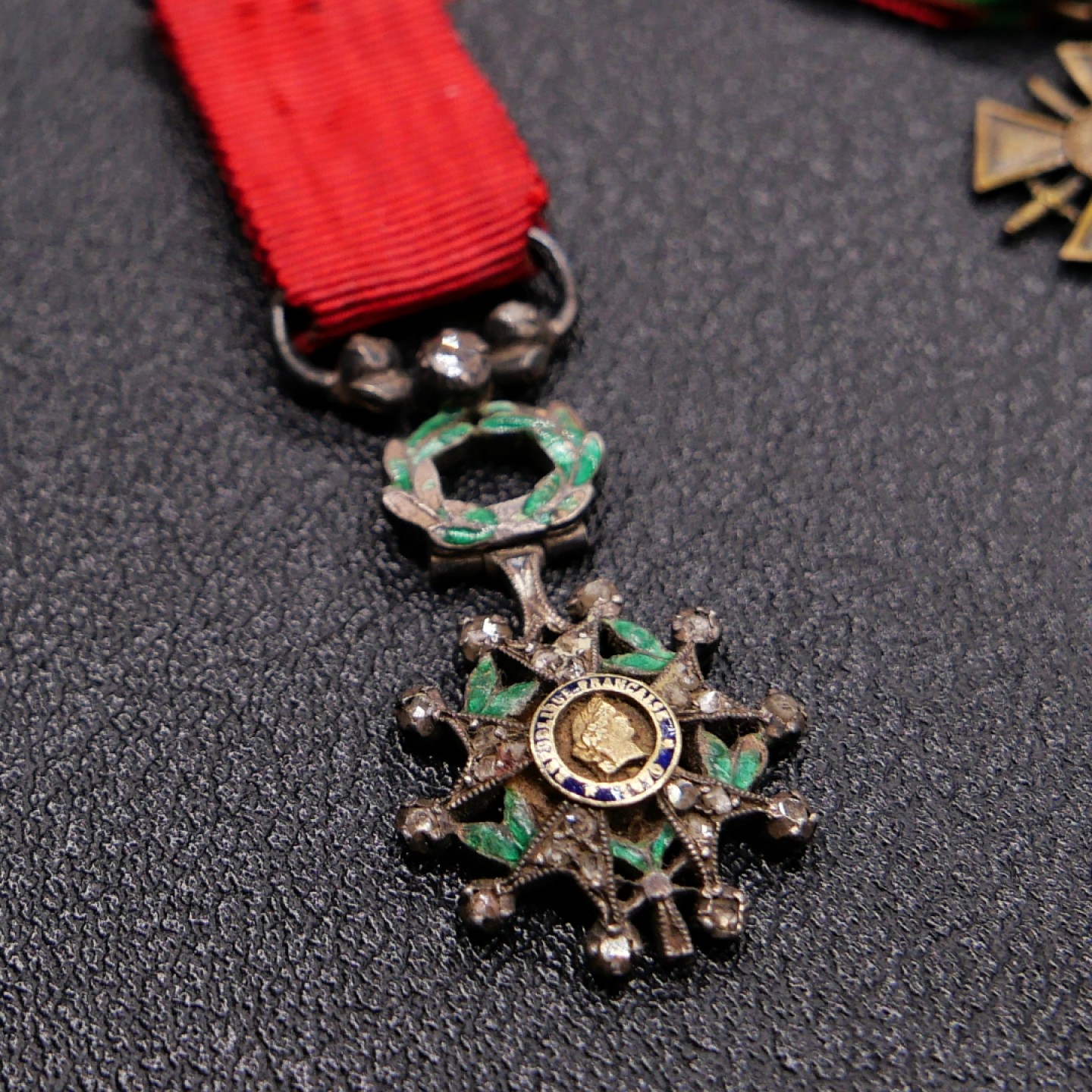 勋章奖章交易所2023年元旦拍卖 法国迷你奖章联排链，三共版荣军勋章银质嵌宝。