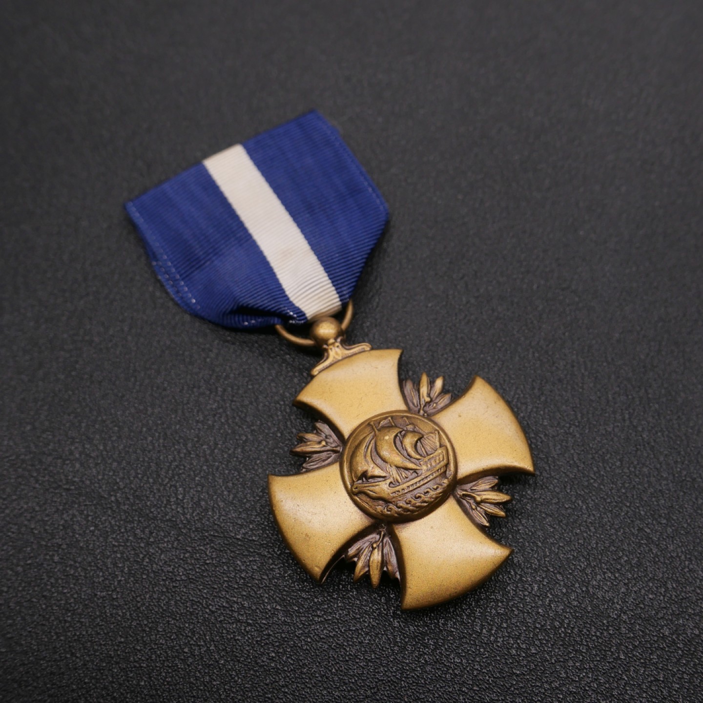 勋章奖章交易所2023年元旦拍卖 美国海军十字勋章，由海军部长颁授，海军最高荣誉，1919年设立，只颁发5000余枚。